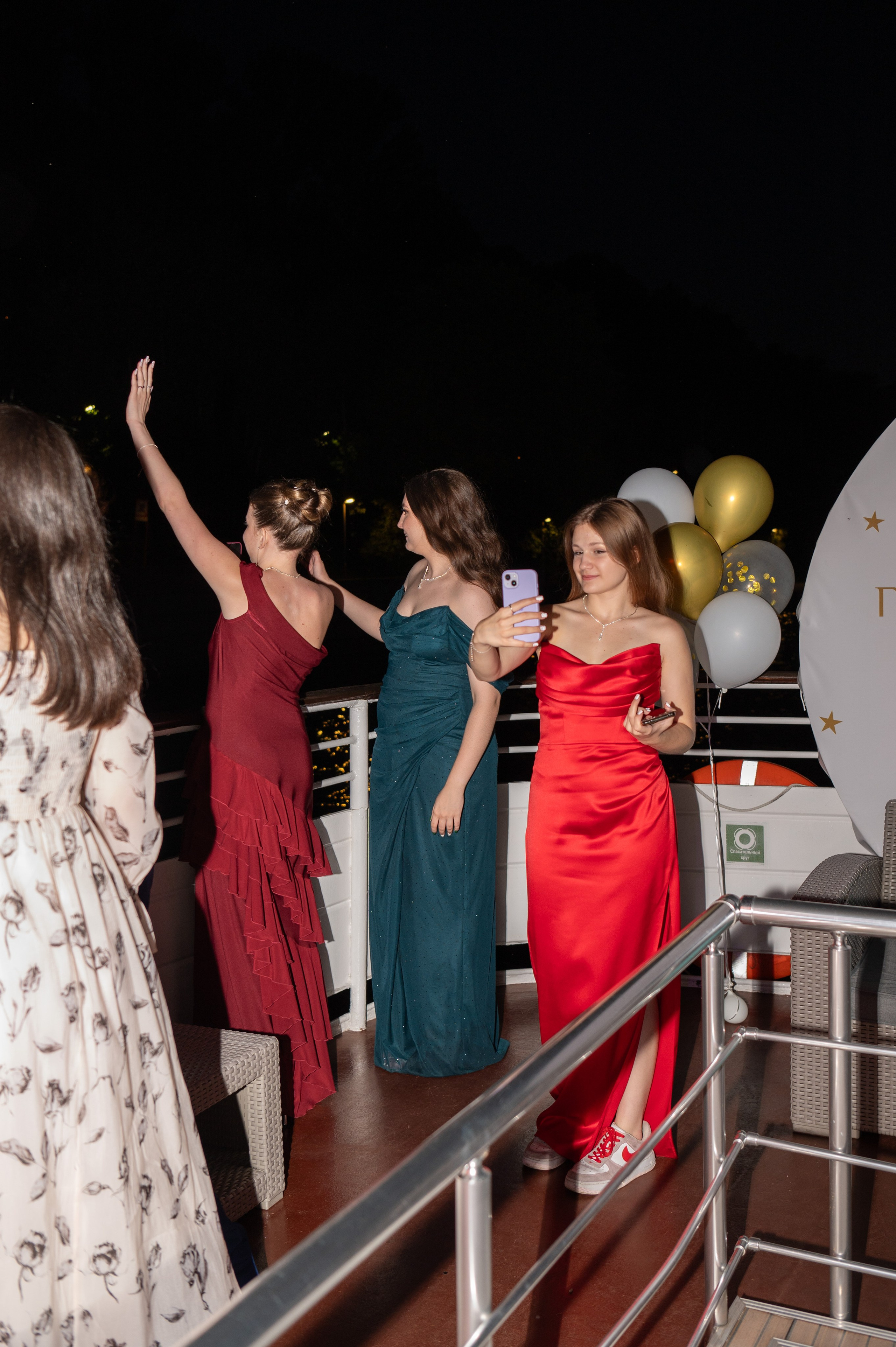 Выпускной вечер 11 класс на теплоходе. Детский и семейный фотограф г. Москва Оксана Катаджи