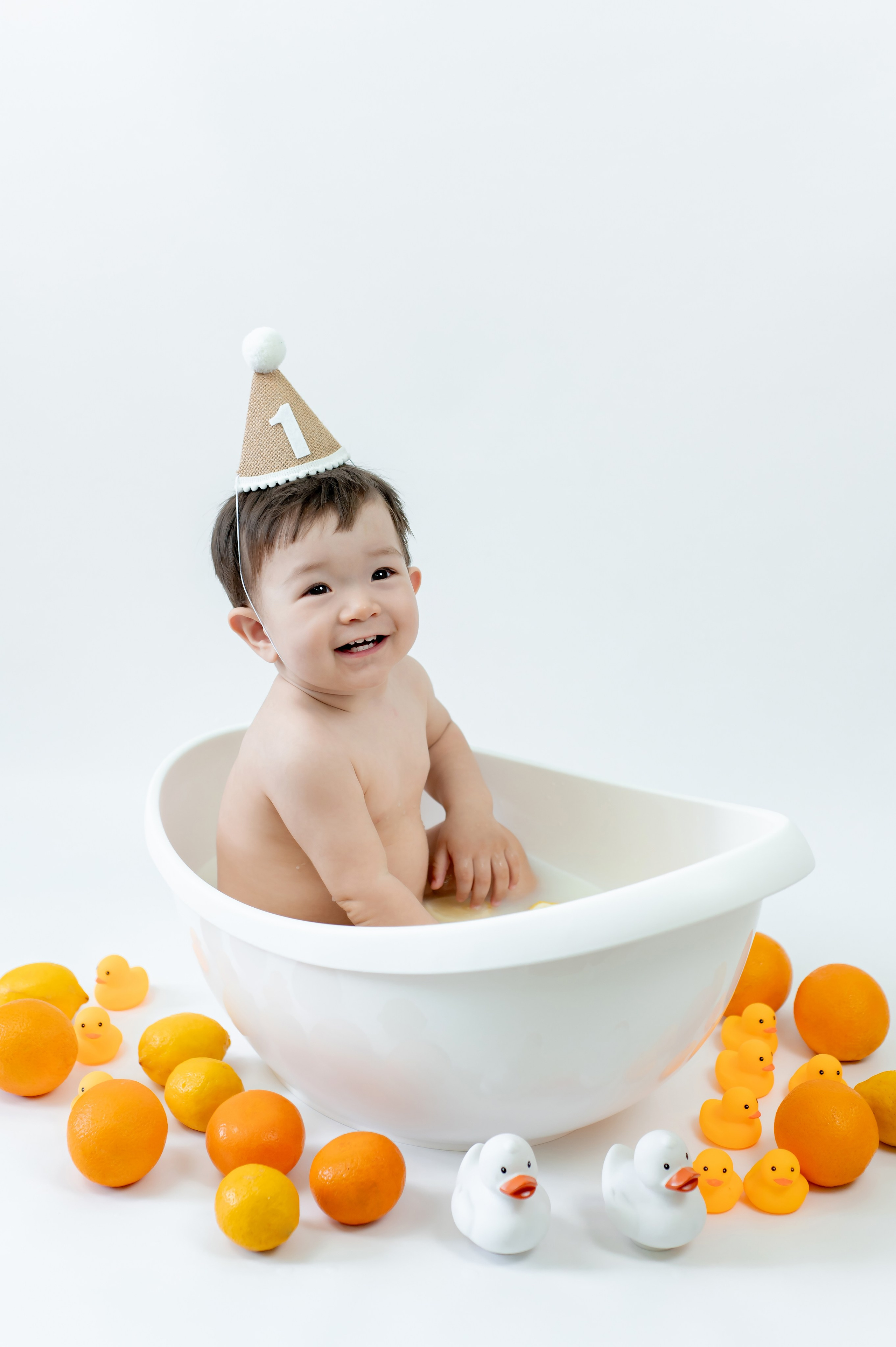 Купание в ванночке. Детский и семейный фотограф Эльмира Веселова. Детская фотостудия Мира. Фотосессия на годик