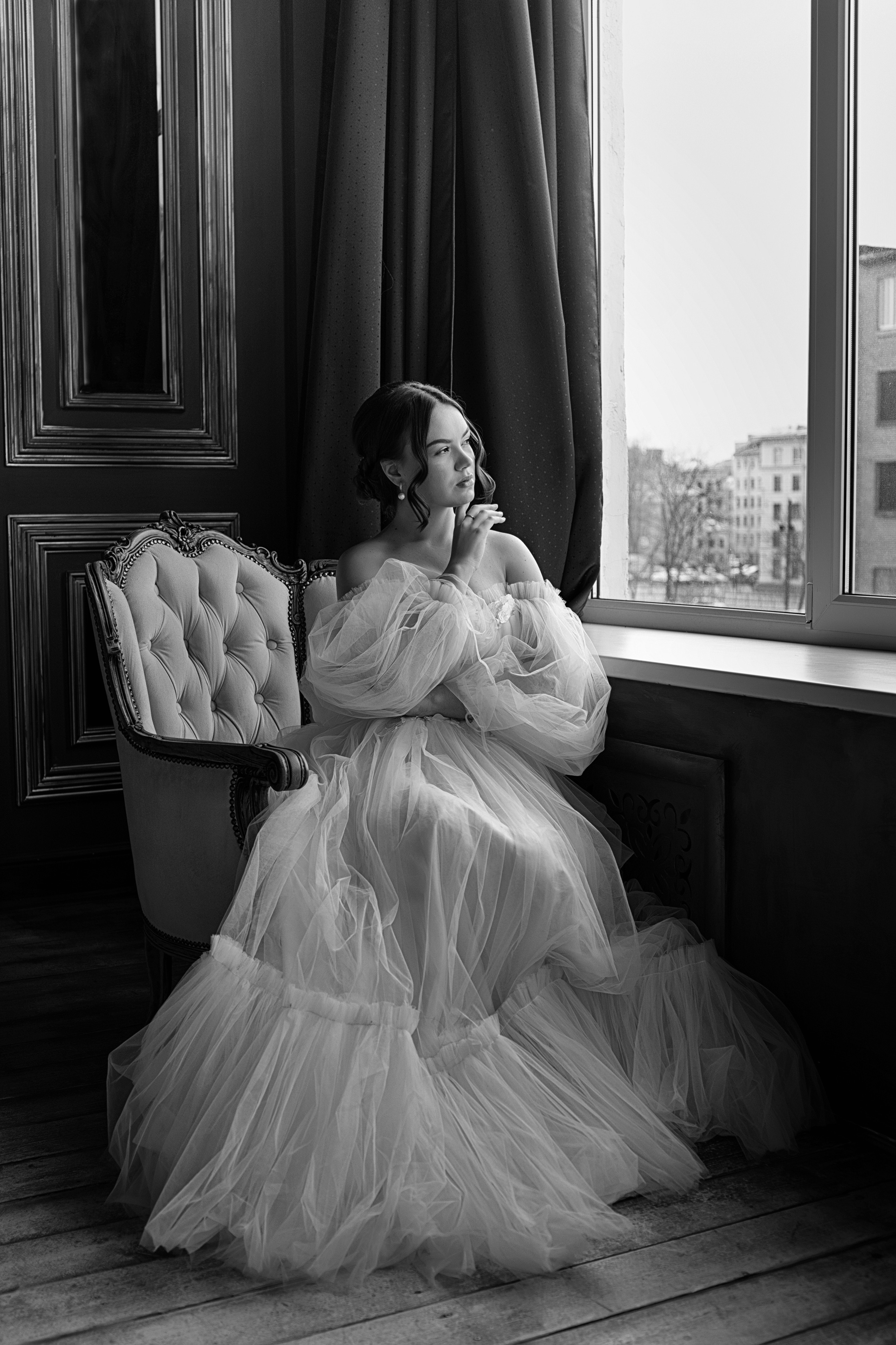 Девушка в красивом белом платье, девушка в белом платье, фотосессия девушки у окна, идея для фотосессии в студии, черно-белое, черно-белая фотография 