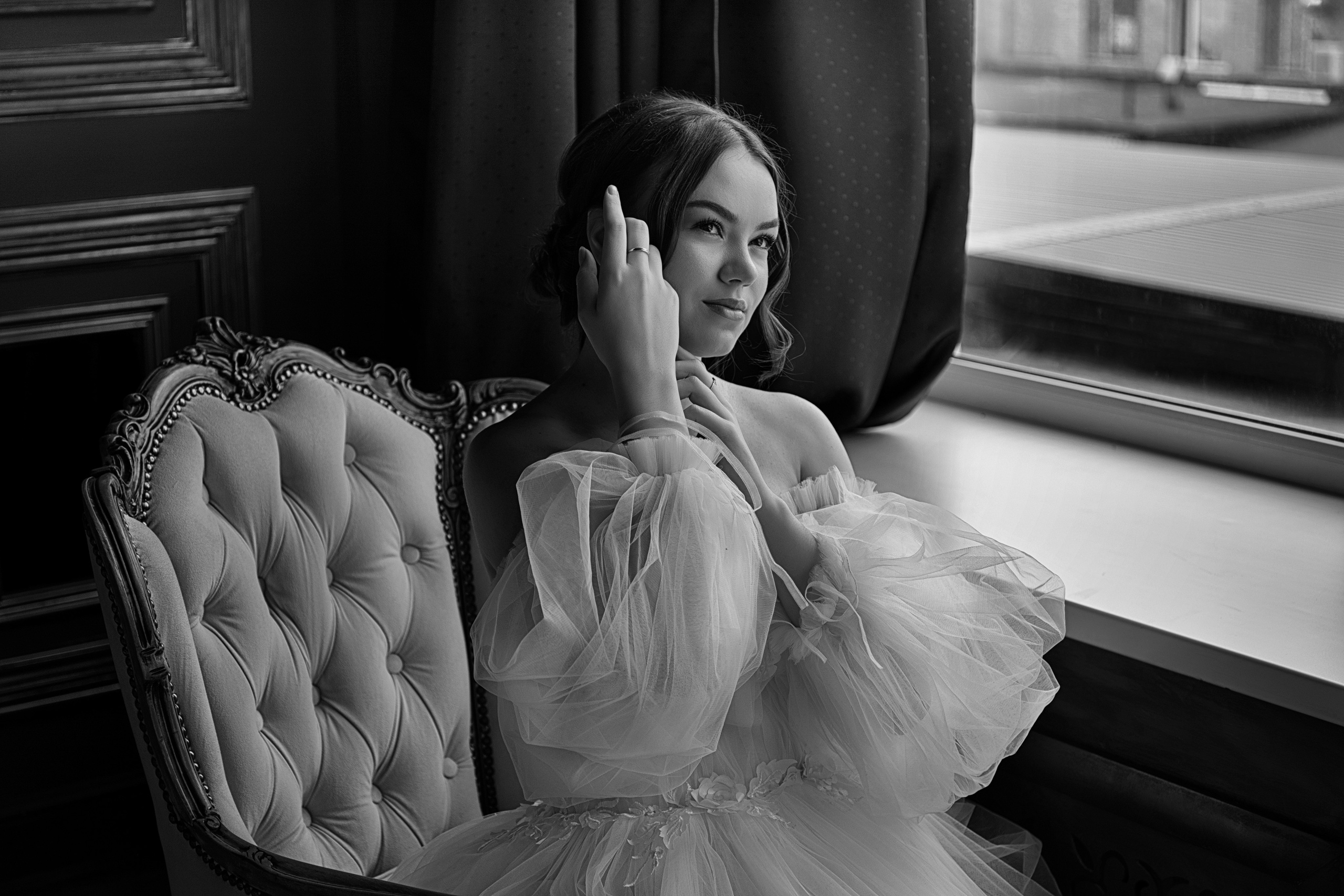 Девушка в красивом белом платье, девушка в белом платье, фотосессия девушки у окна, идея для фотосессии в студии, черно-белое, черно-белая фотография 