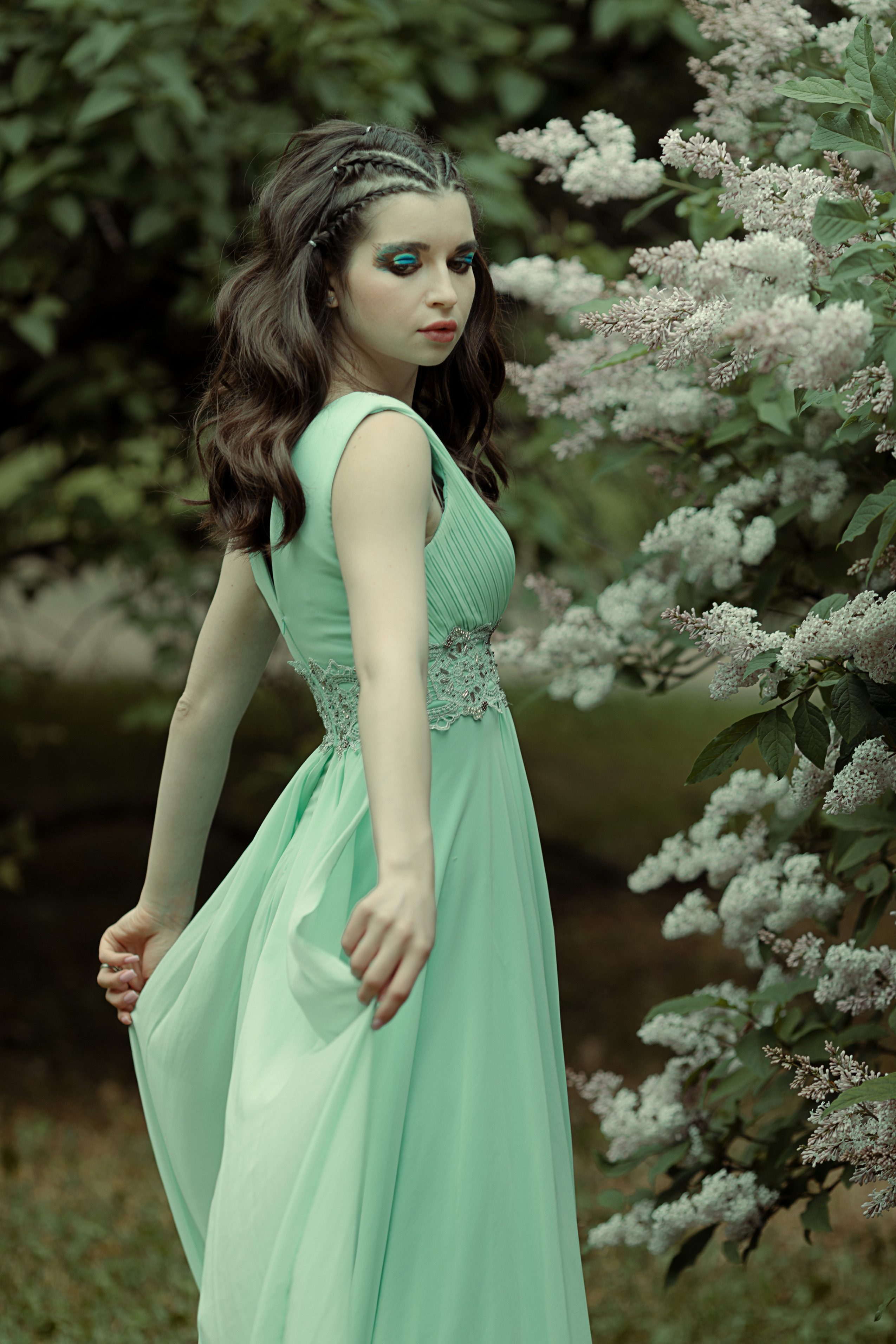 Девушка в сирени, девушка летом в сирени, красивая девушка на улице, фотосессия в парке, фотосессия девушки в сирени 