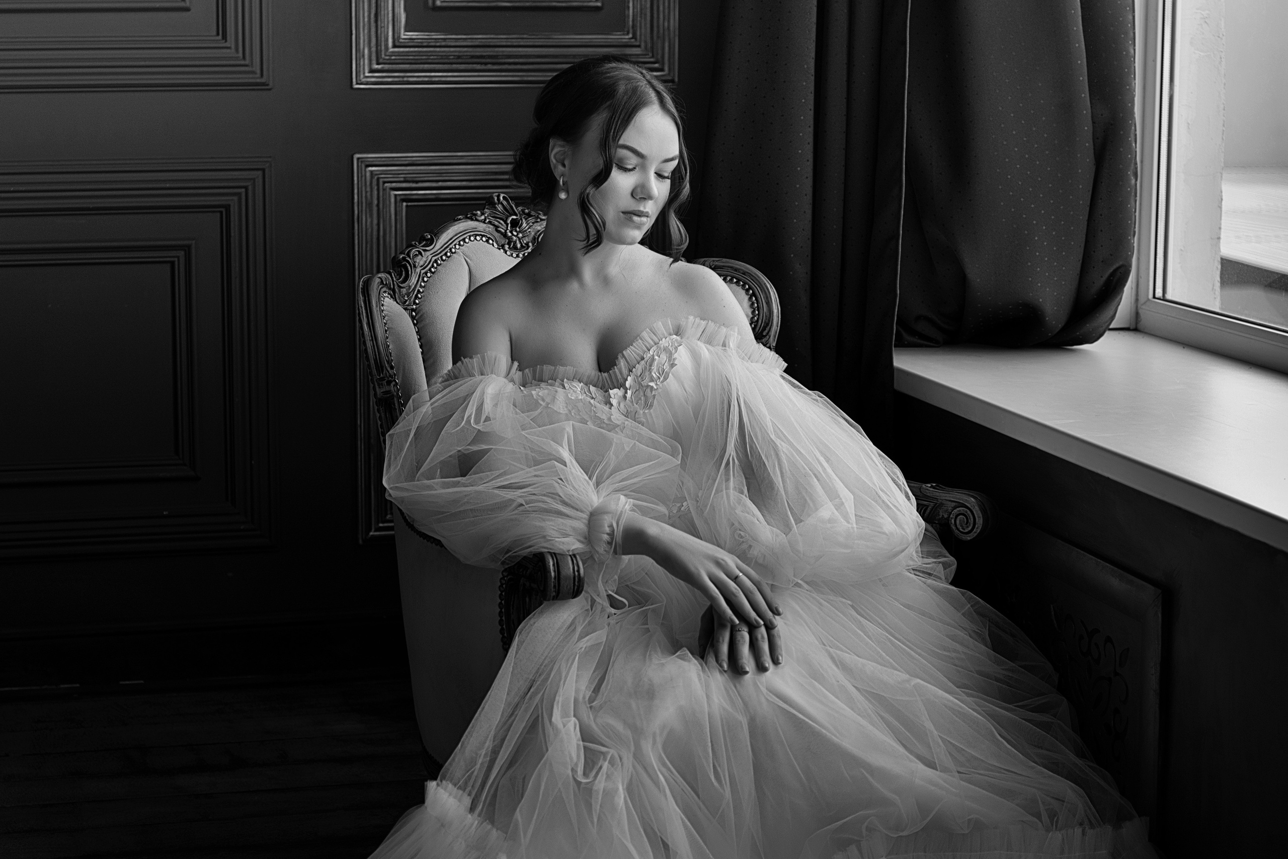 Девушка в красивом белом платье, девушка в белом платье, фотосессия девушки у окна, идея для фотосессии в студии, черно-белое, черно-белая фотография 