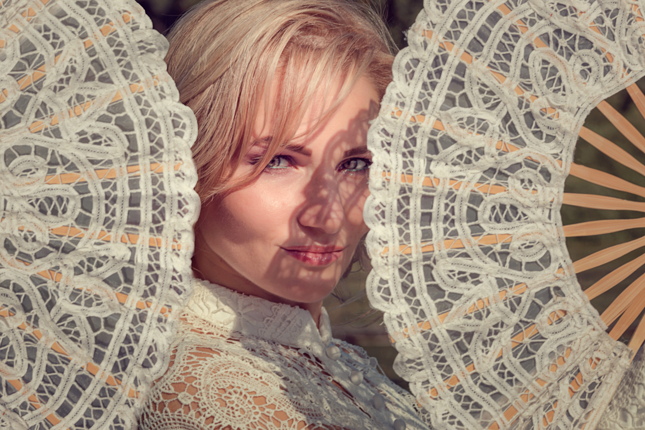 девушка с веером, девушка на улице, красивая девушка, художественная фотография, портрет