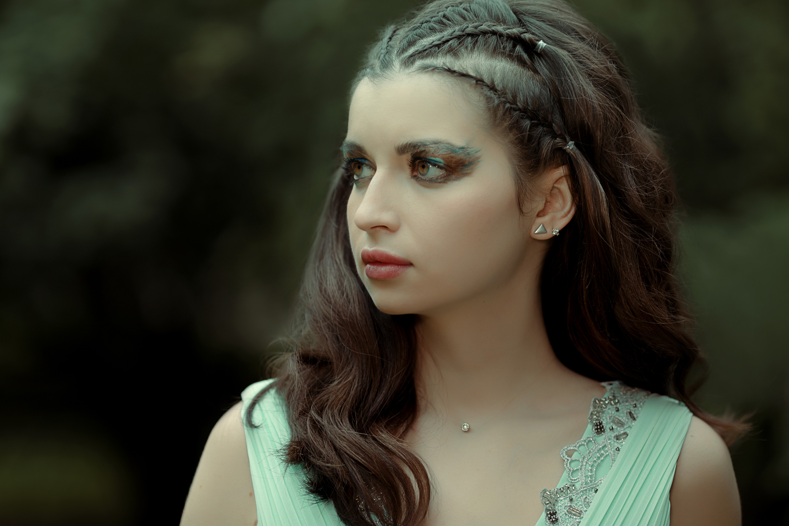 Девушка в сирени, девушка летом в сирени, красивая девушка на улице, фотосессия в парке, фотосессия девушки в сирени, женский портрет, портрет  