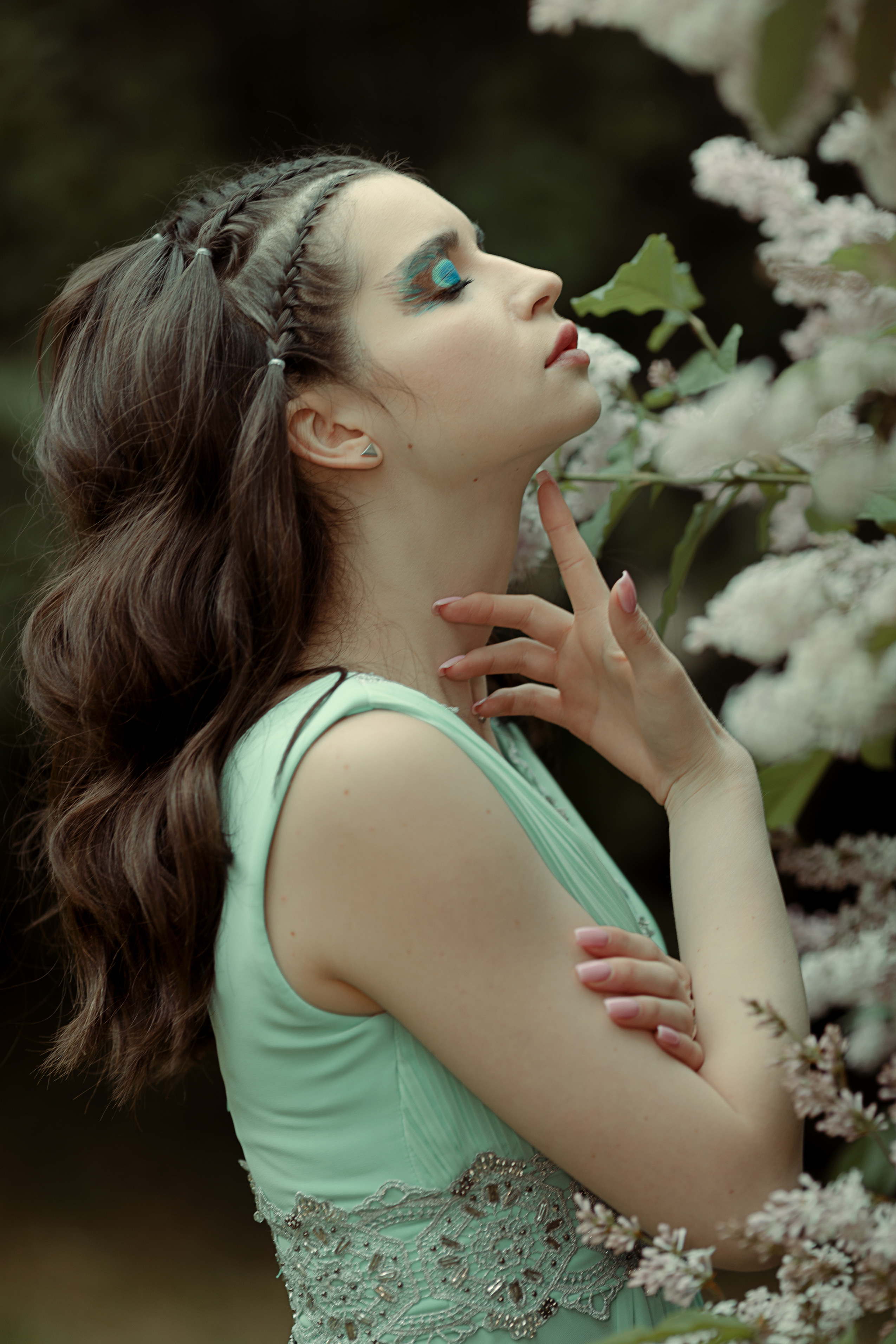 Девушка в сирени, девушка летом в сирени, красивая девушка на улице, фотосессия в парке, фотосессия девушки в сирени 