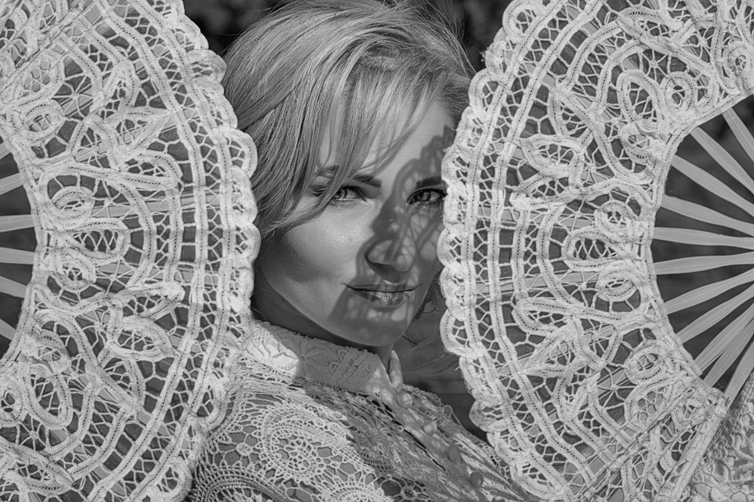 девушка с веером, девушка на улице, красивая девушка, художественная фотография, портрет