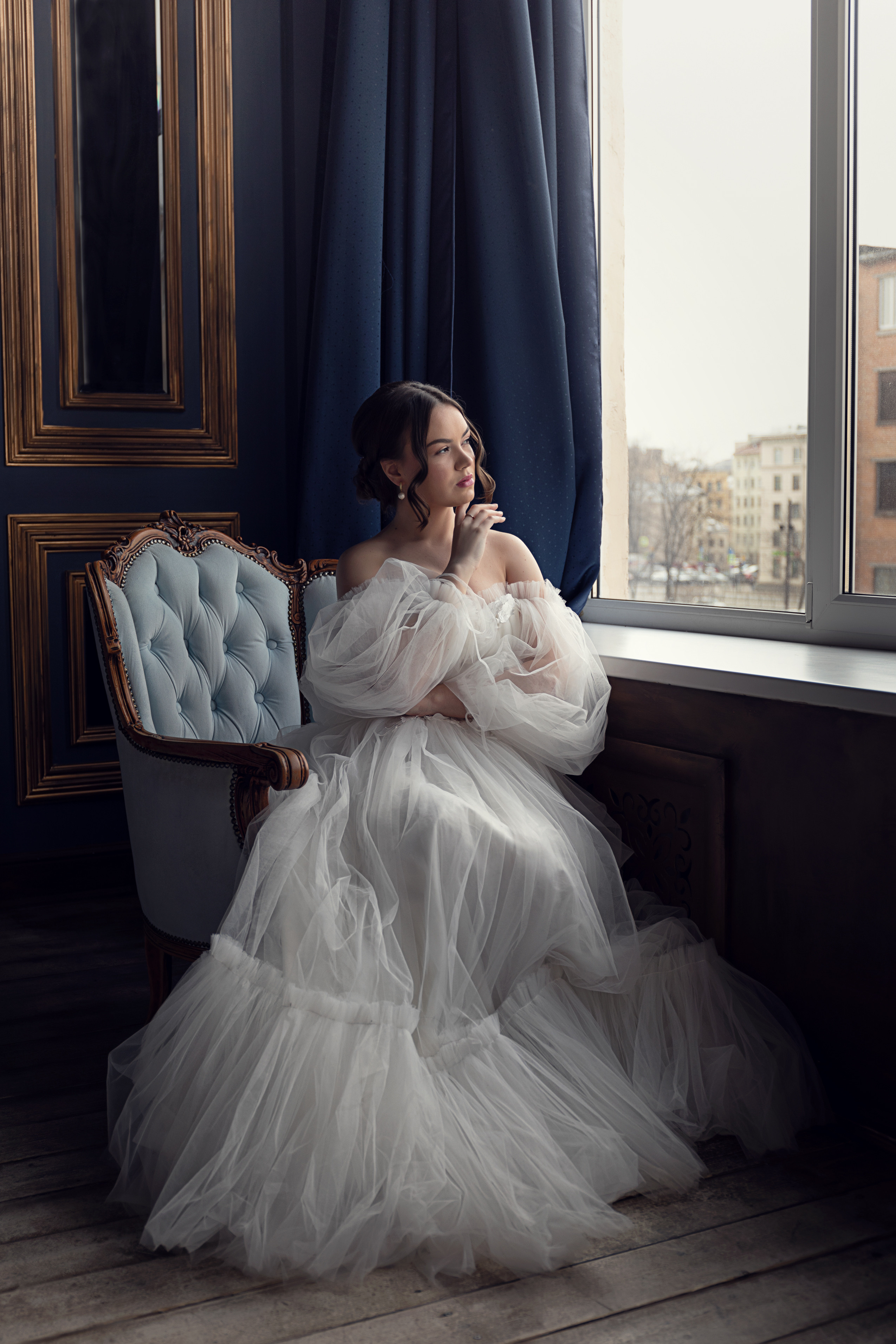 Девушка в красивом белом платье, девушка в белом платье, фотосессия девушки у окна, идея для фотосессии в студии