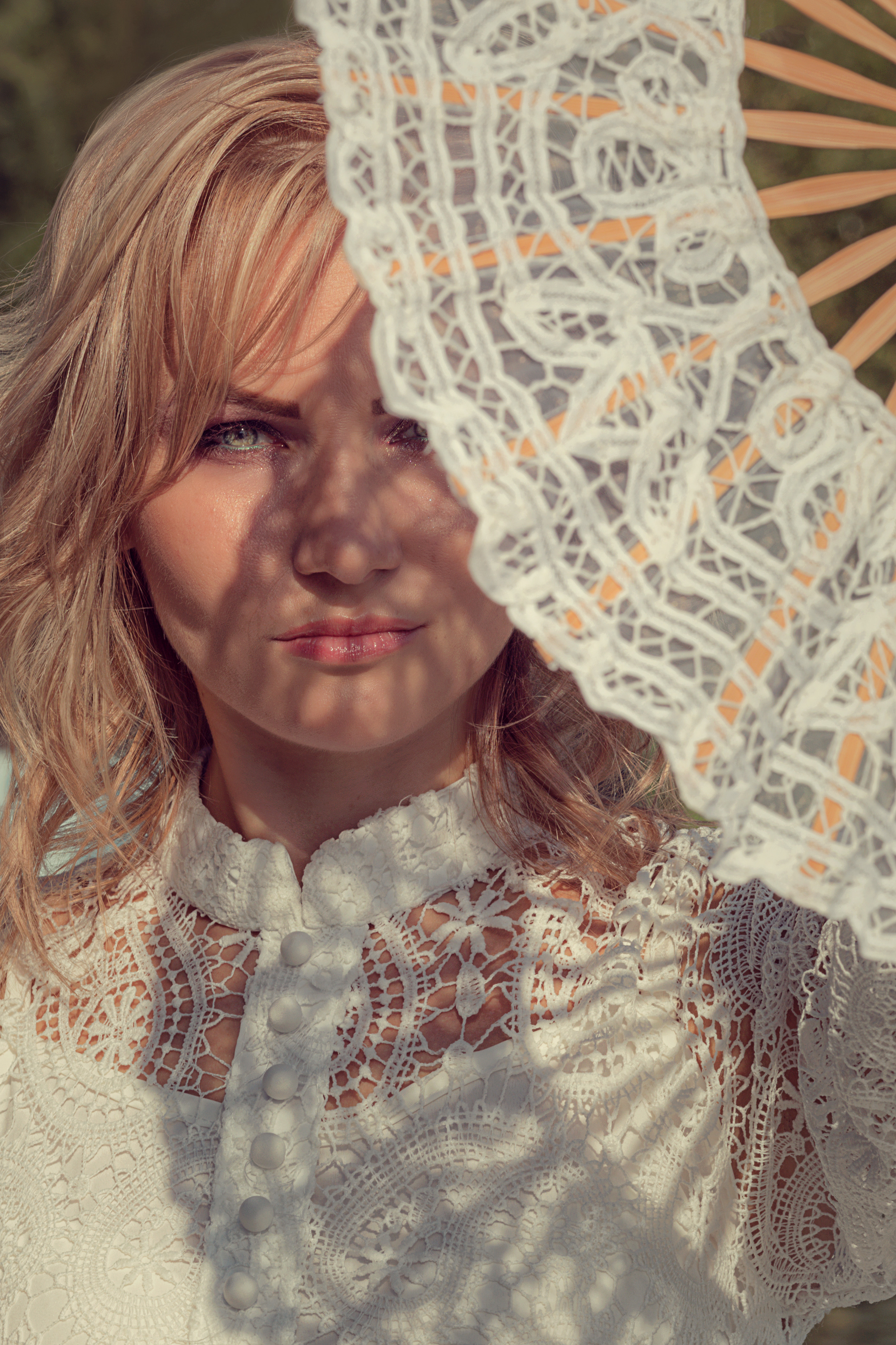 девушка с веером, девушка на улице, красивая девушка, художественная фотография, портрет