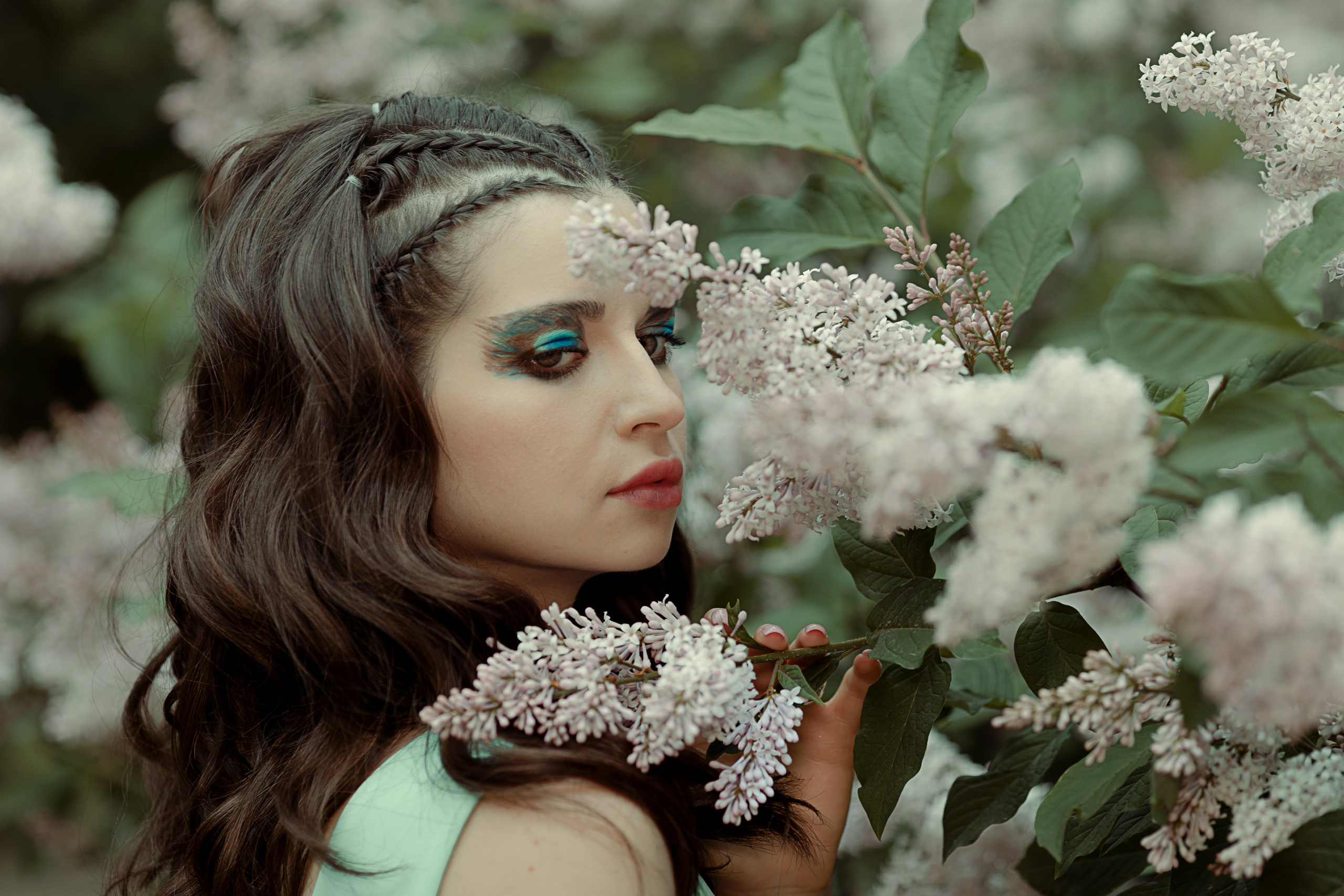 Девушка в сирени, девушка летом в сирени, красивая девушка на улице, фотосессия в парке, фотосессия девушки в сирени, женский портрет, портрет 