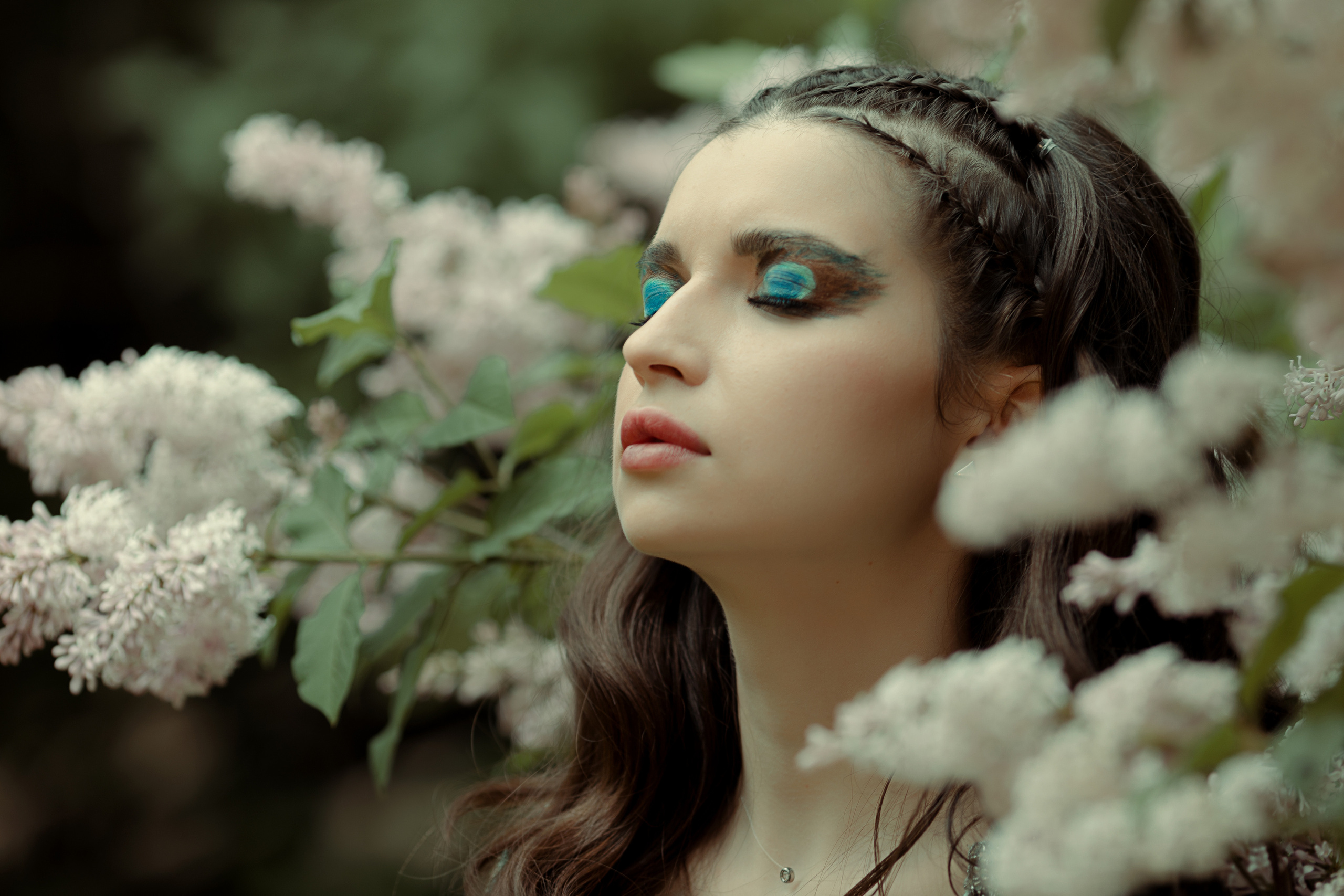 Девушка в сирени, девушка летом в сирени, красивая девушка на улице, фотосессия в парке, фотосессия девушки в сирени, женский портрет, портрет 