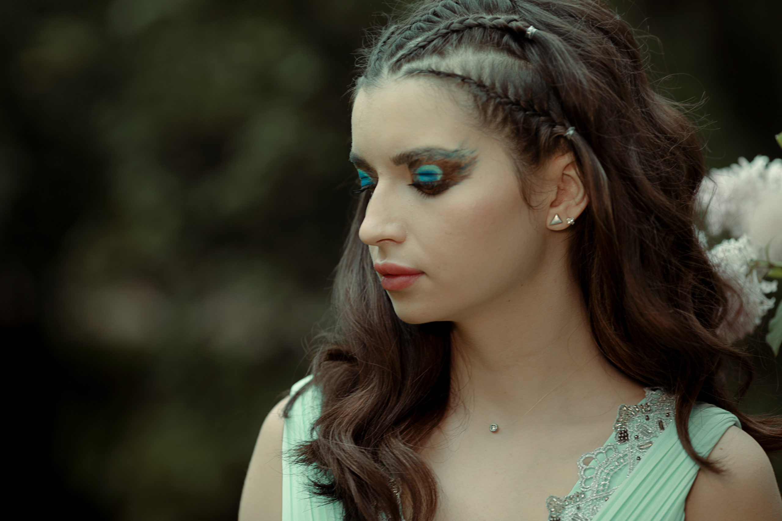 Девушка в сирени, девушка летом в сирени, красивая девушка на улице, фотосессия в парке, фотосессия девушки в сирени 