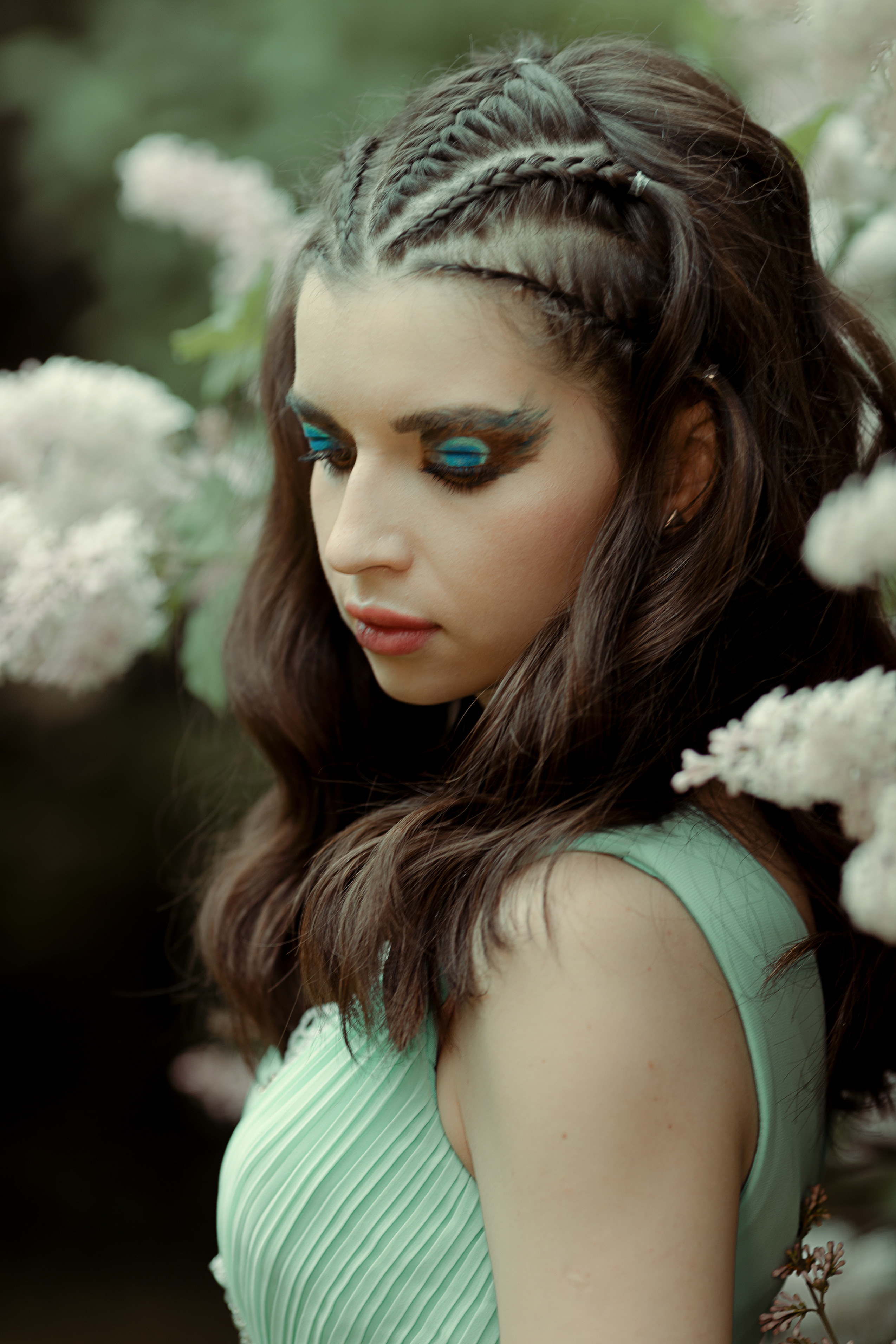 Девушка в сирени, девушка летом в сирени, красивая девушка на улице, фотосессия в парке, фотосессия девушки в сирени, женский портрет, портрет 