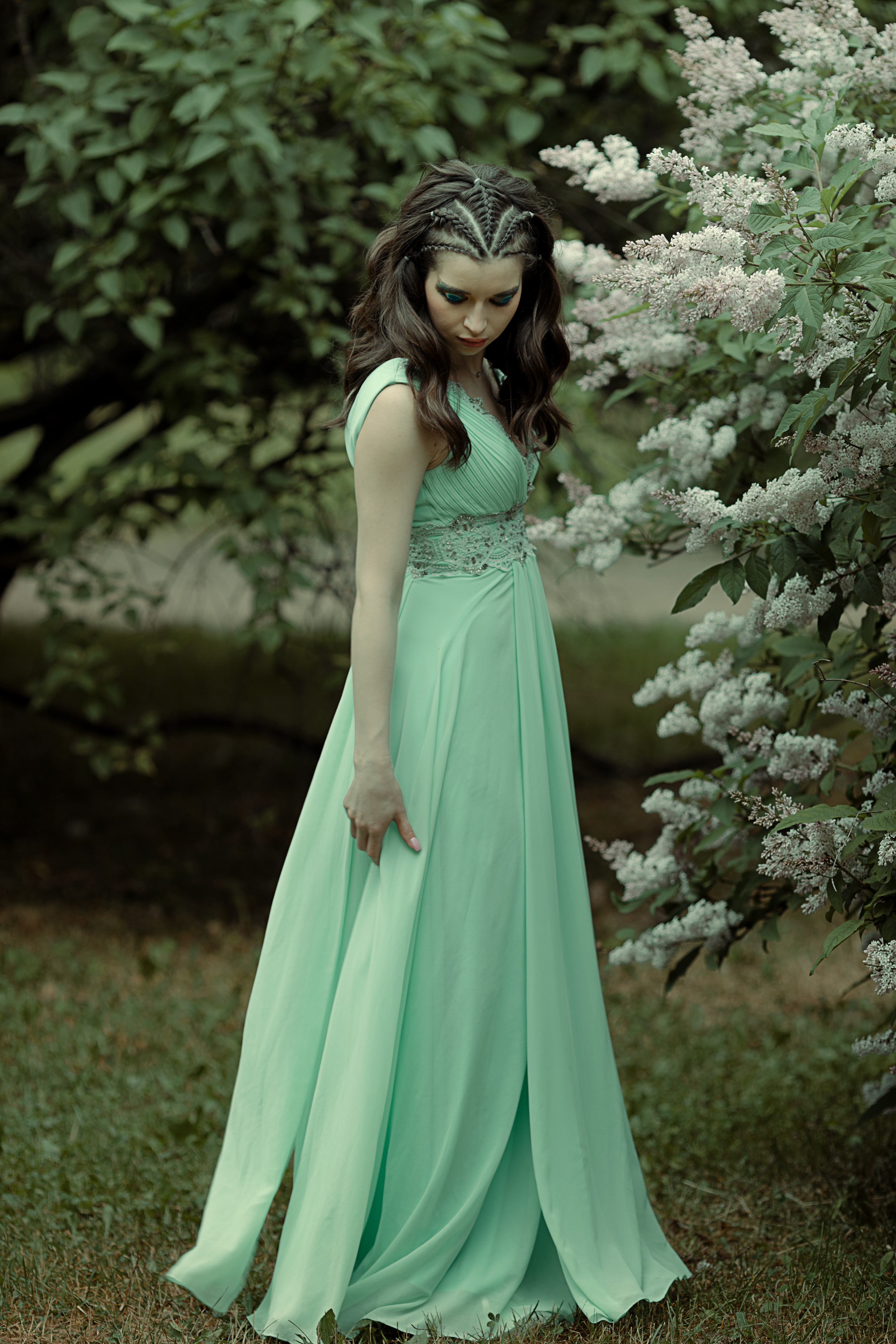 Девушка в сирени, девушка летом в сирени, красивая девушка на улице, фотосессия в парке, фотосессия девушки в сирени, женский портрет, портрет 