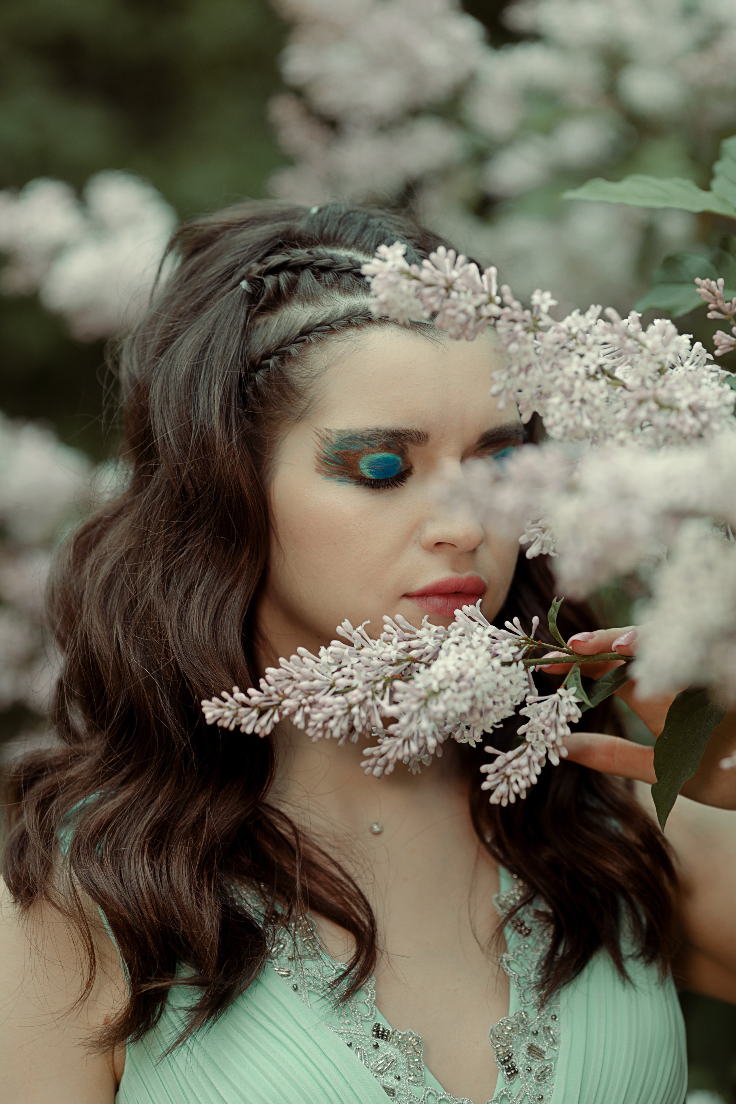 Девушка в сирени, девушка летом в сирени, красивая девушка на улице, фотосессия в парке, фотосессия девушки в сирени, женский портрет, портрет 