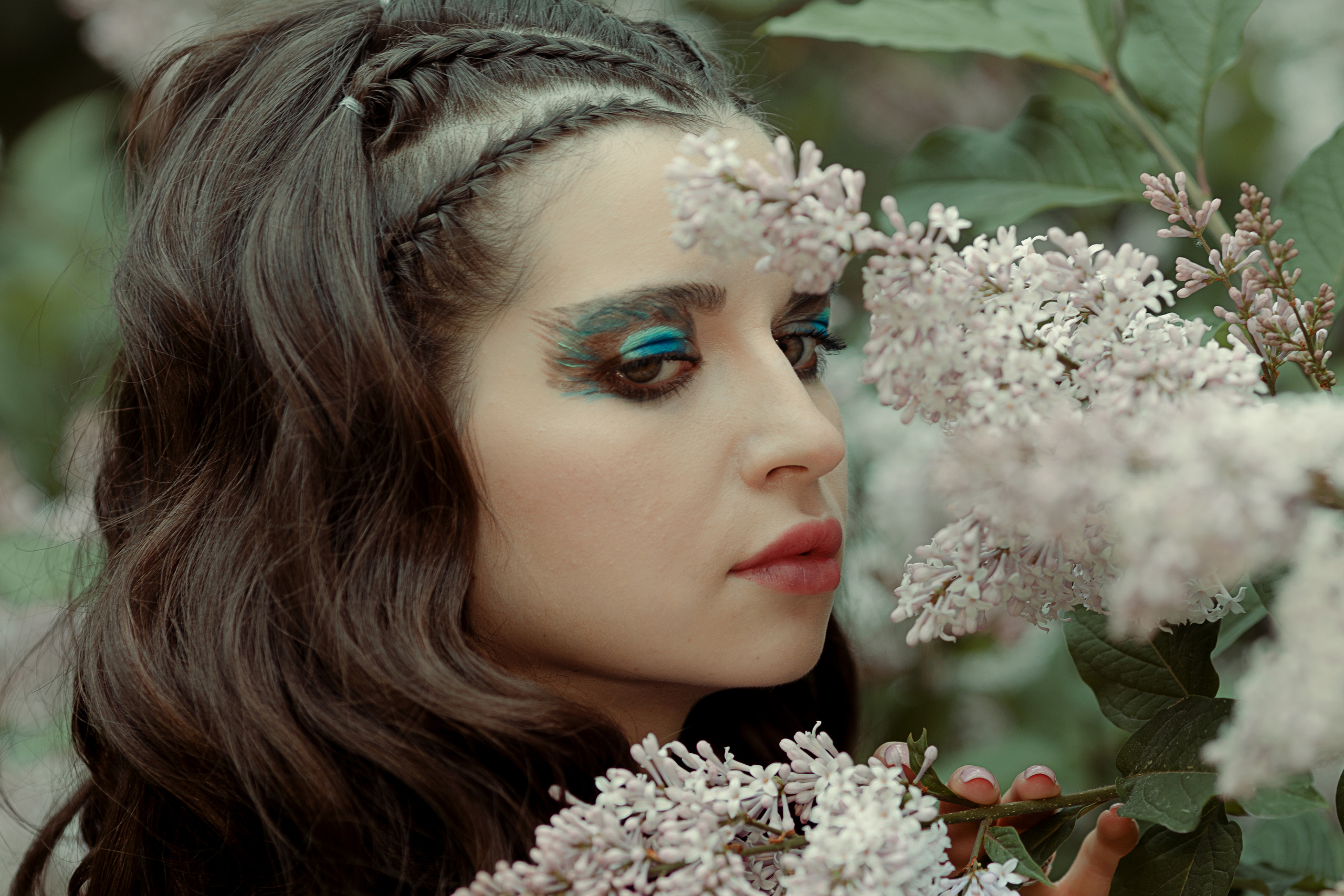 Девушка в сирени, девушка летом в сирени, красивая девушка на улице, фотосессия в парке, фотосессия девушки в сирени, женский портрет, портрет 