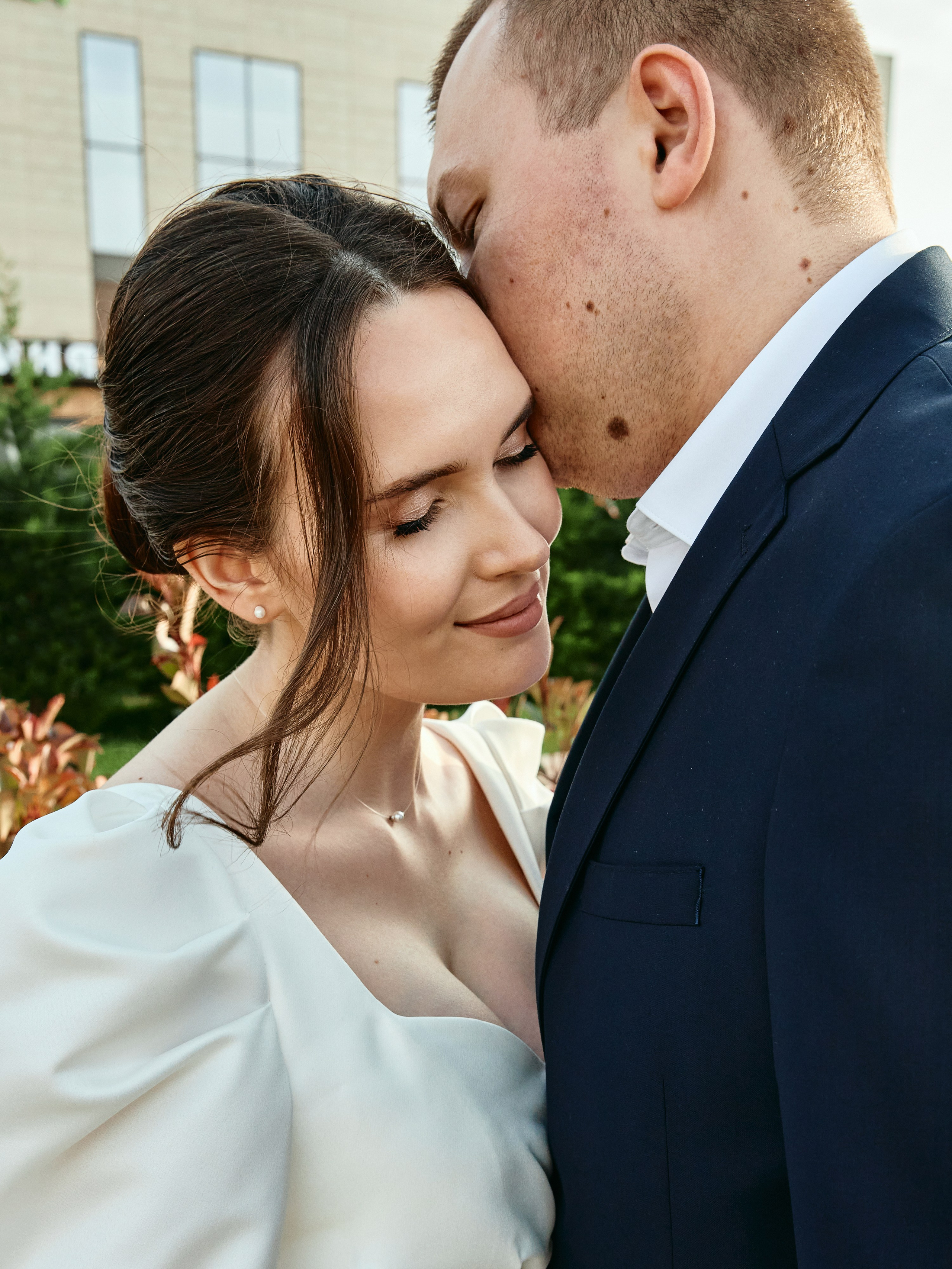 Жених прижимается к невесте щекой