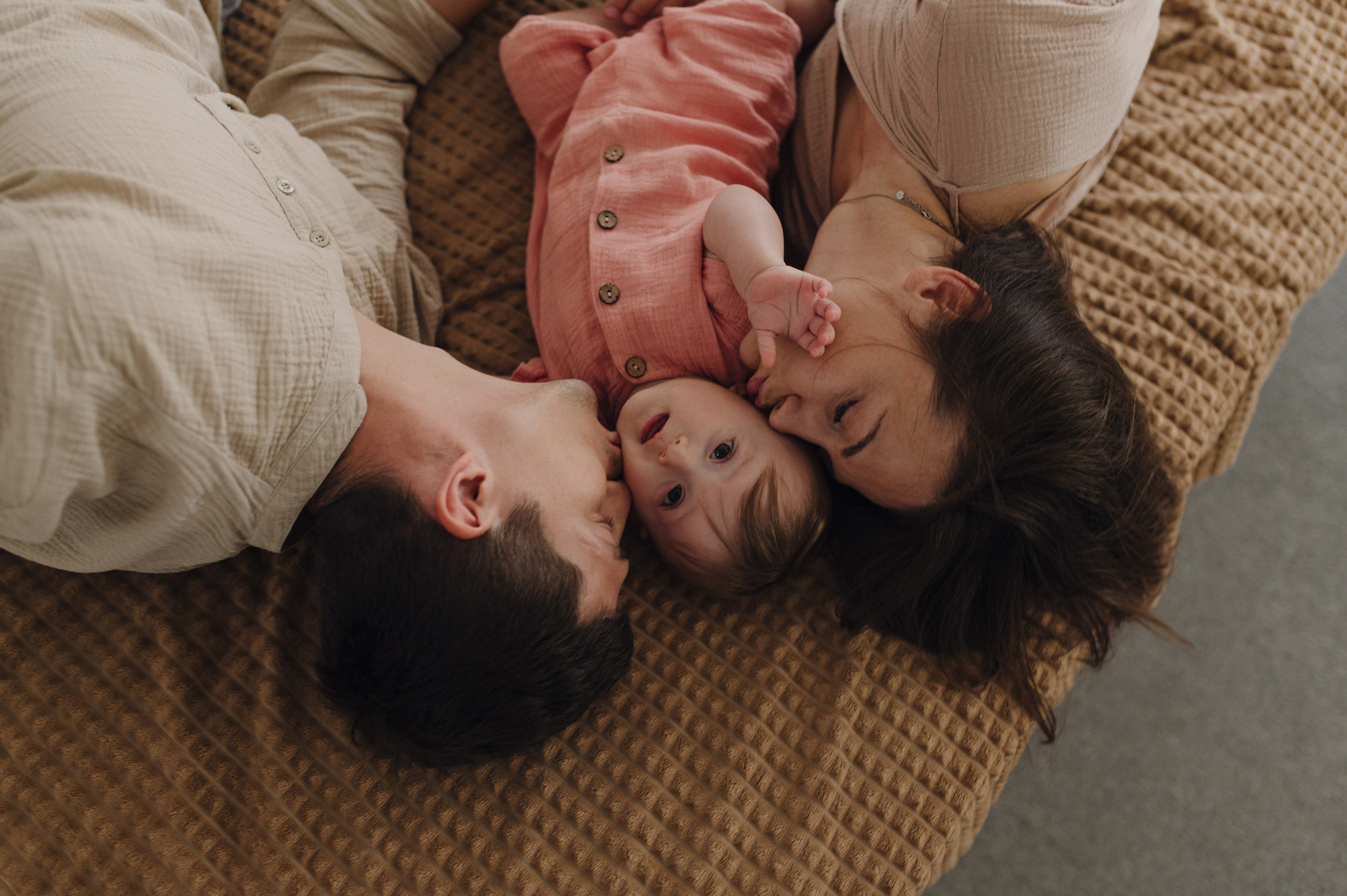 Ульяна, Яша и Лия. Домашняя история. Свадебный фотограф Москва и Санкт-Петербург. Анастасия Чудина