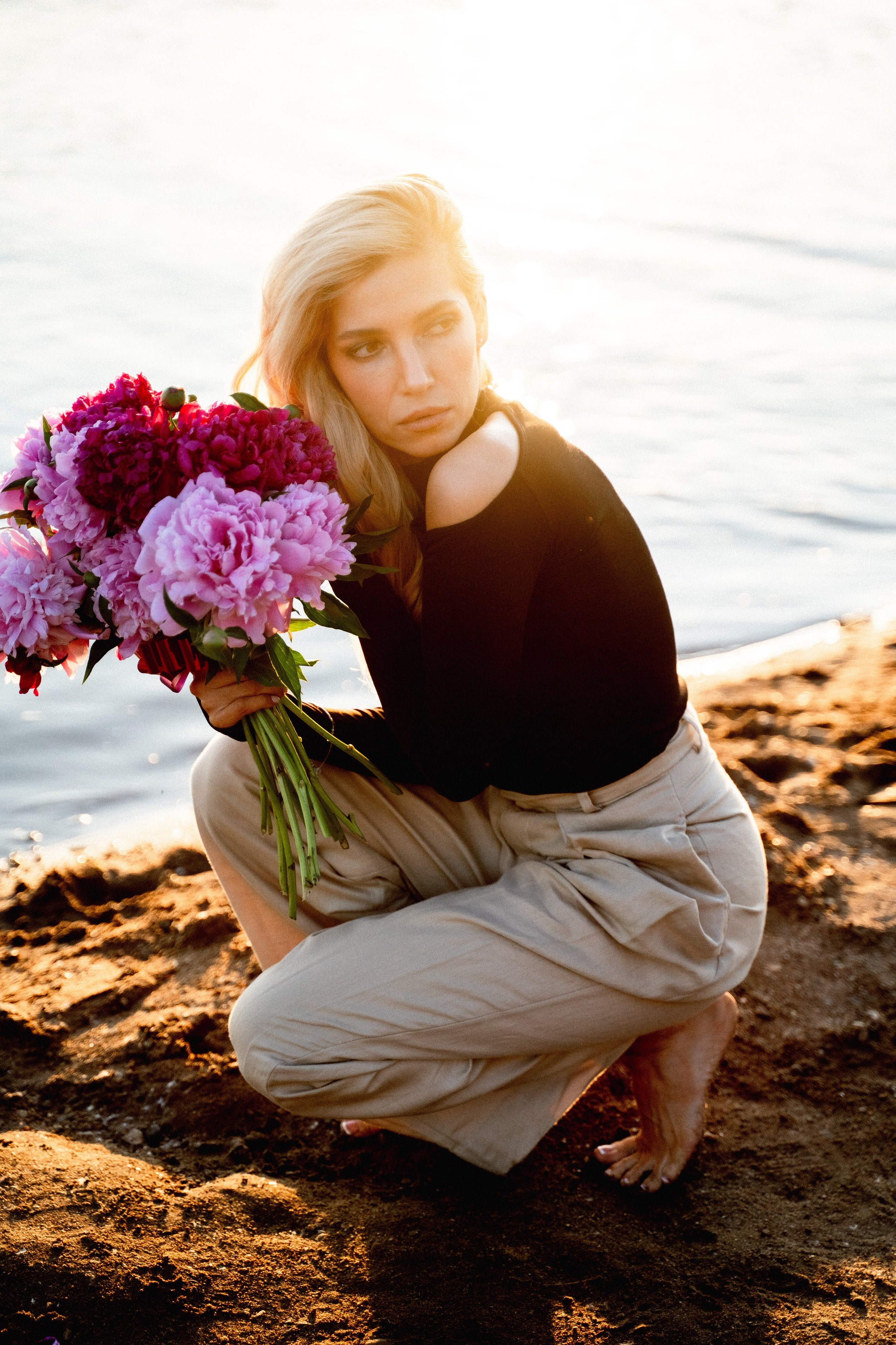 Девушки на берегу