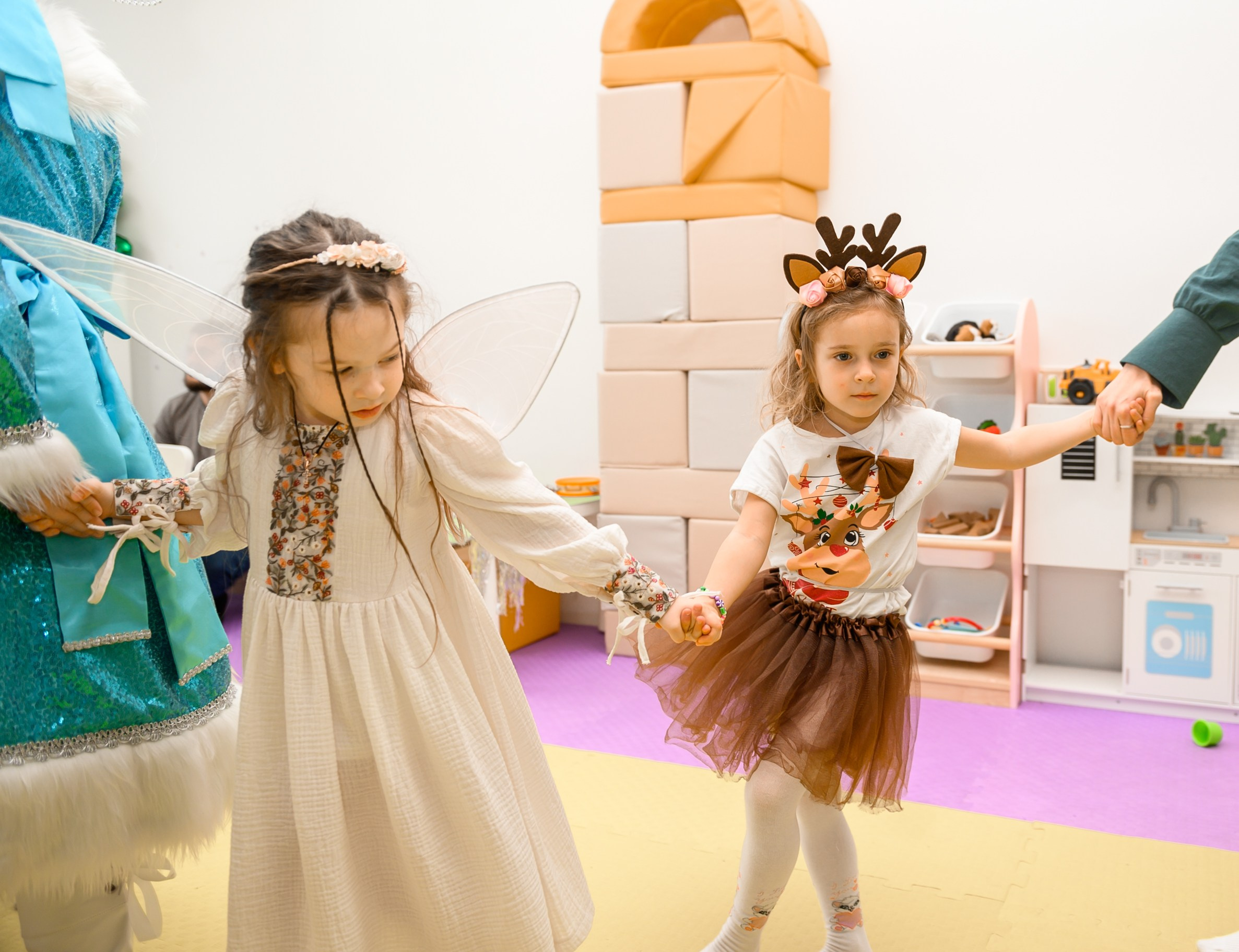 Елка 2025 в детском саду Мишка клуб. Свадебный и семейный фотограф София Невская