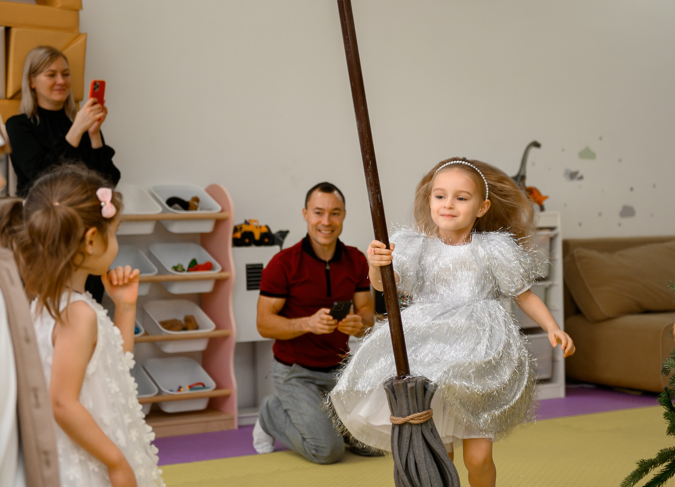 Елка 2025 в детском саду Мишка клуб. Свадебный и семейный фотограф София Невская