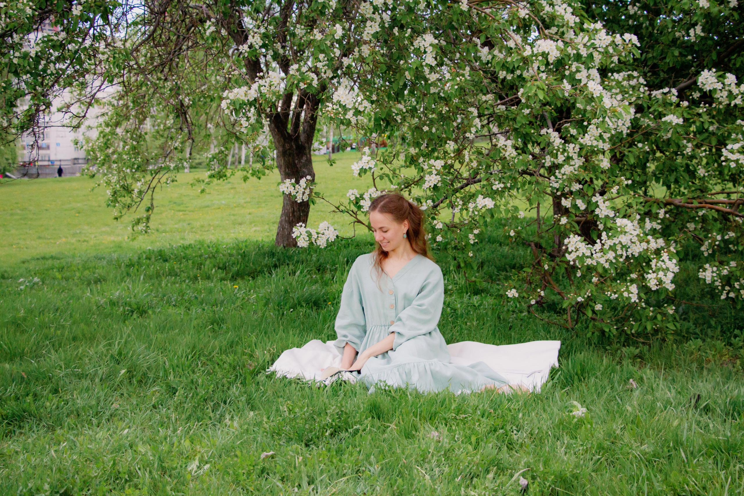 Фотосессия с цветущими яблонями, Екатеринбург. Фотопрогулка. Фотограф в Екатеринбурге Пойгина Елена
