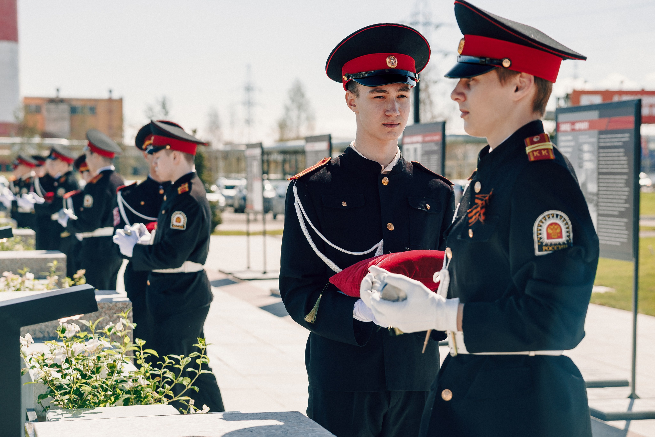 Торжественный митинг, посвящённый открытию Мемориала Славы воинам-новотрубникам. Лёшка Варзегов — фотограф