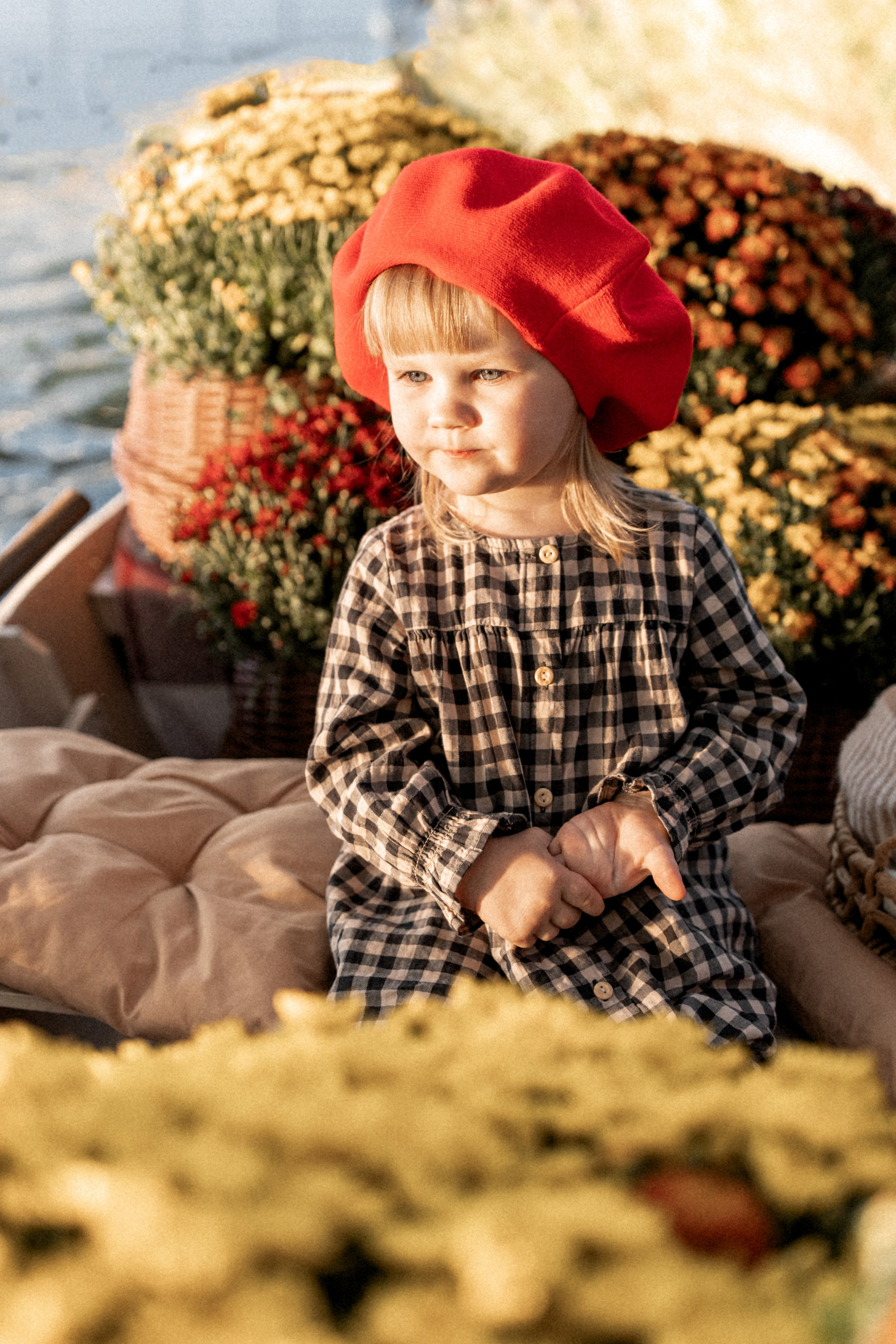Хризантемовое плаванье маленькой мечтательницы. Ваш семейный фотограф в Минске — Вика Трегубова