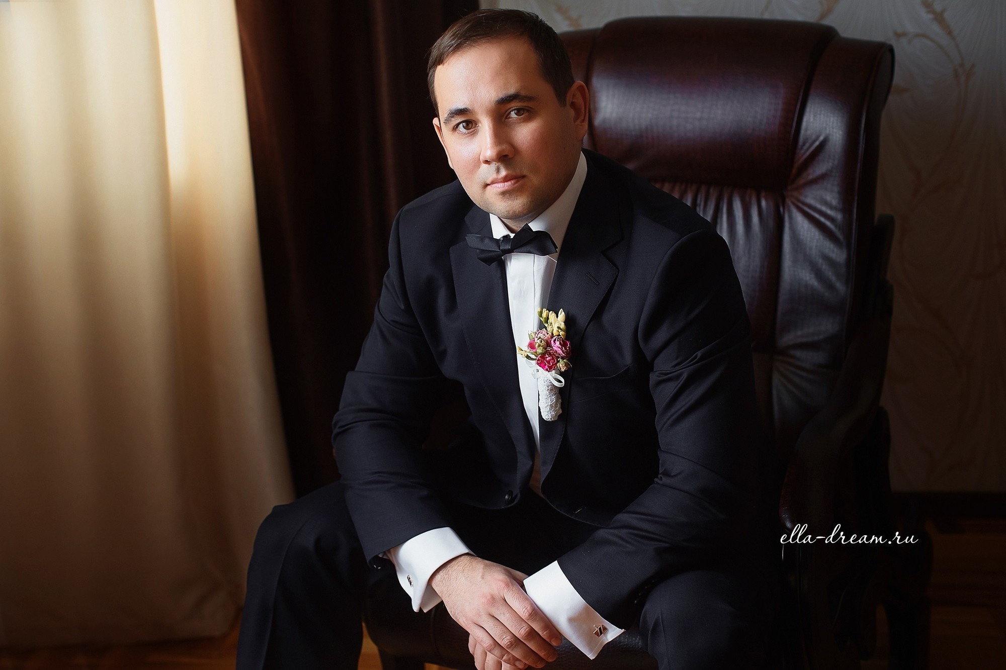 Портрет жениха в кожаном кресле