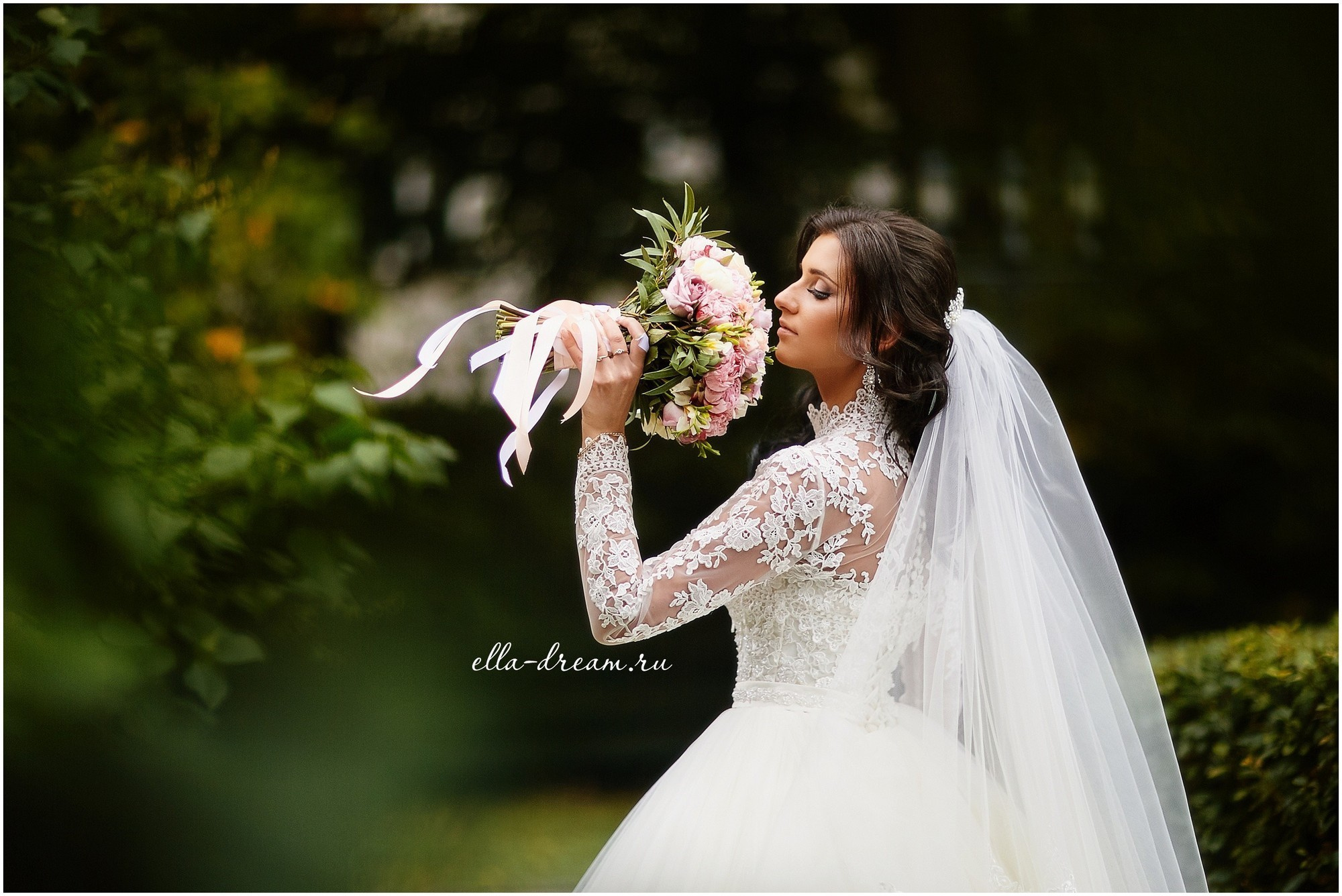 красивая невеста с длинной фатой на летней свадьбе