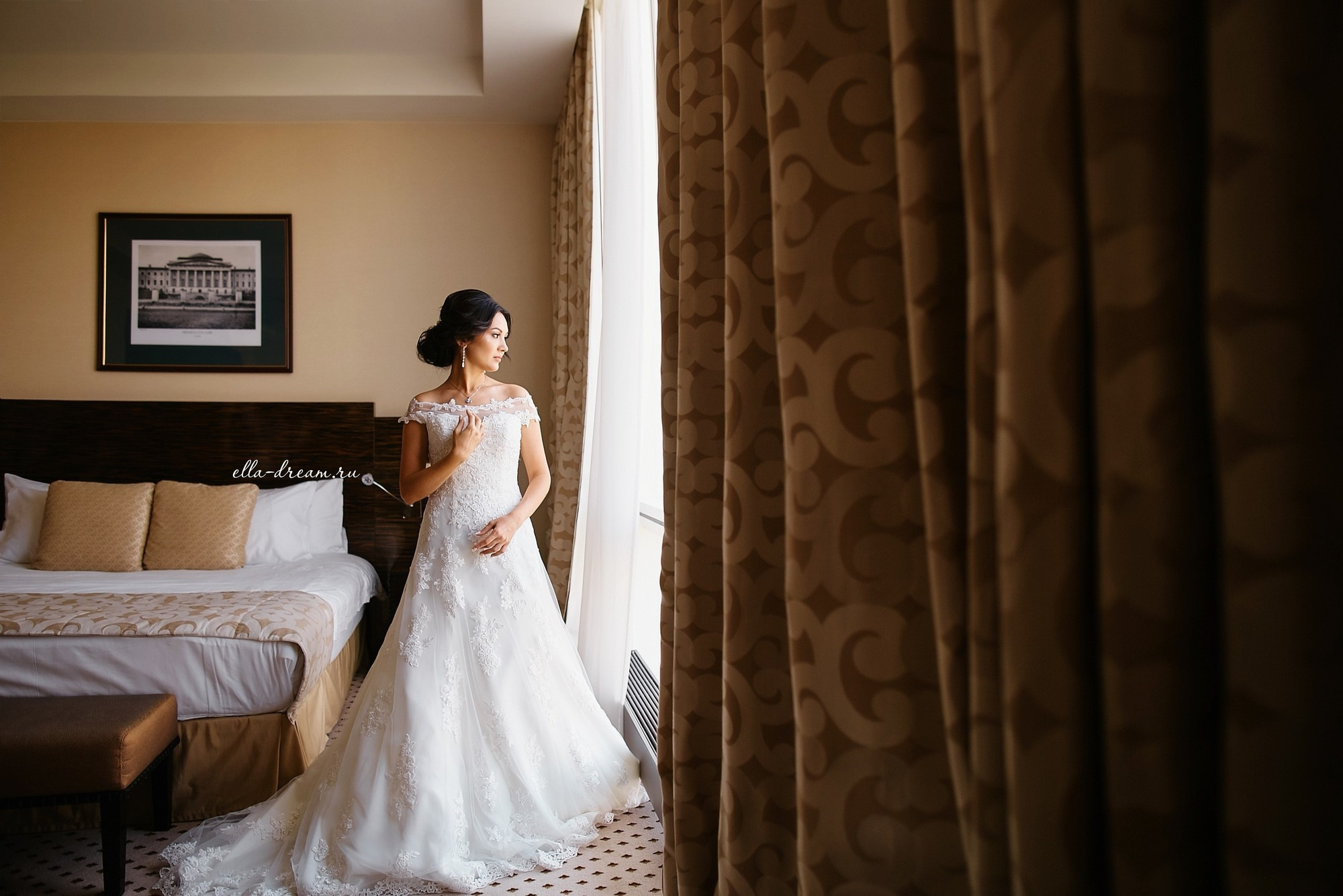 Невеста в красивом стильном платье в номере отеля Crown PLaza перед встречей жениха