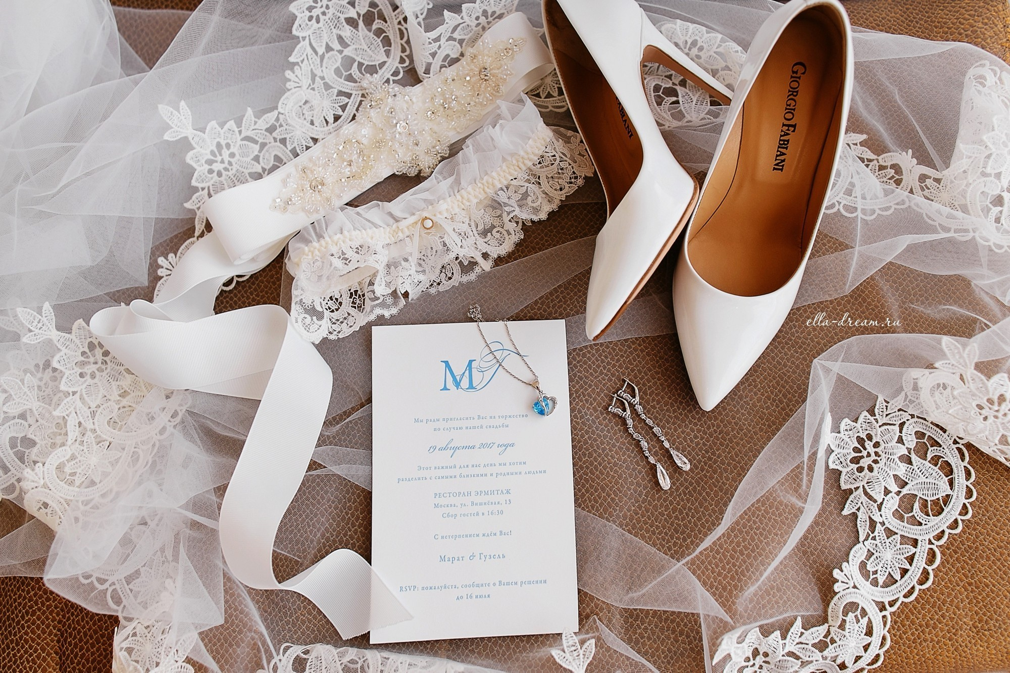белые туфли невесты с деталями на столе