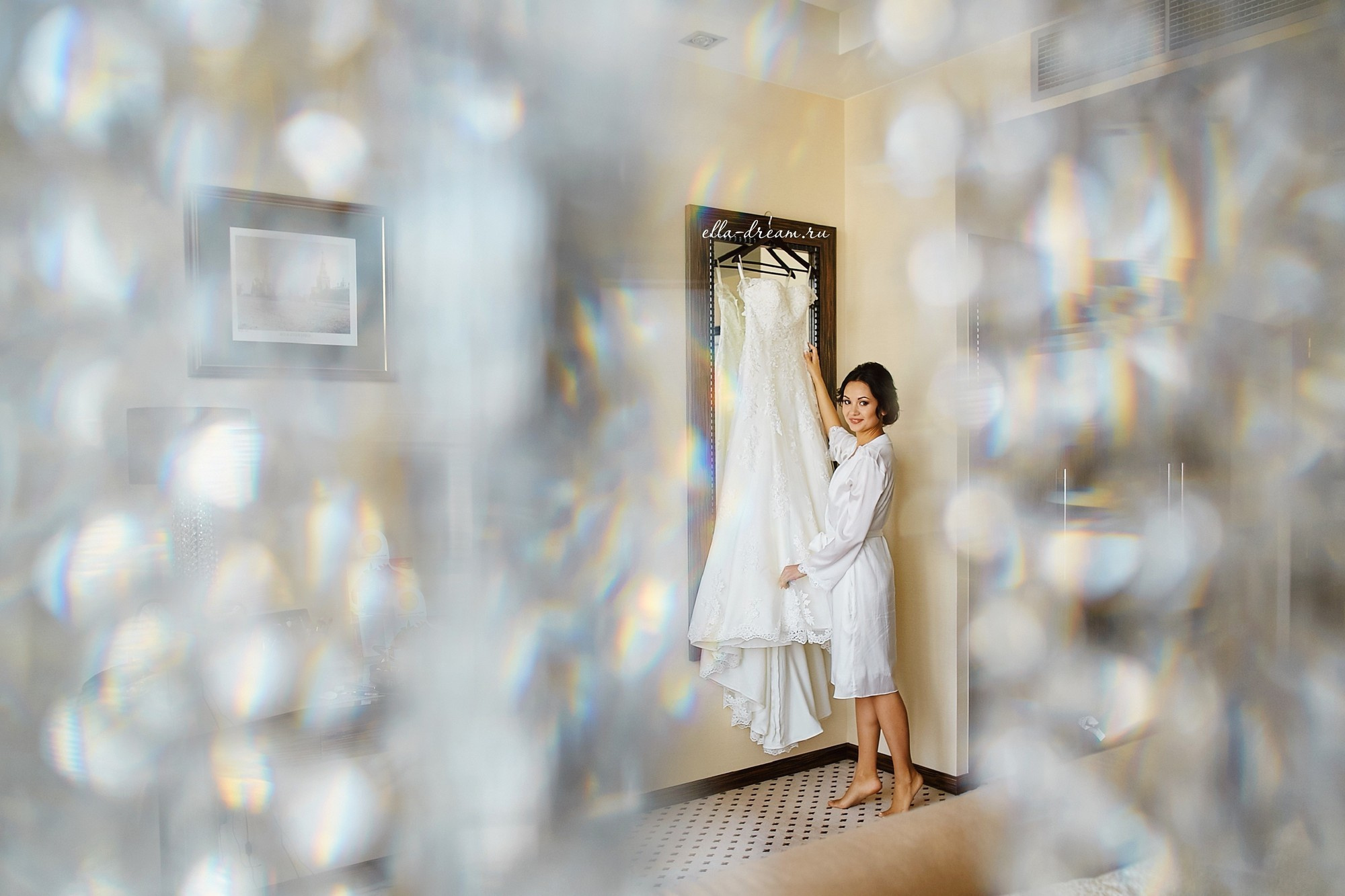 утро невесты в Crown PLaza невеста в белом халате собирается к свадьбе