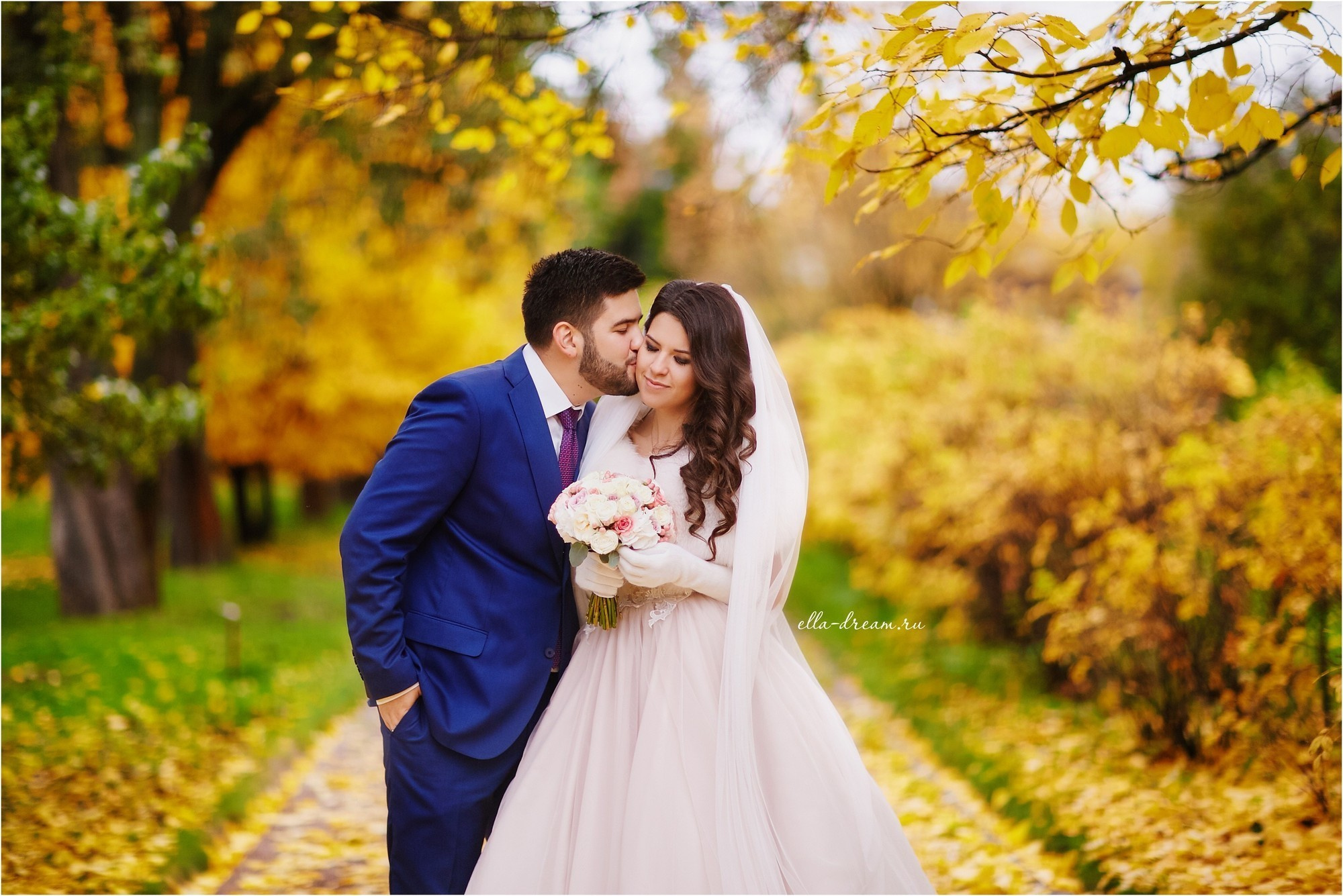 Осенняя свадьба золотой осенью красочная фотография жениха и невесты