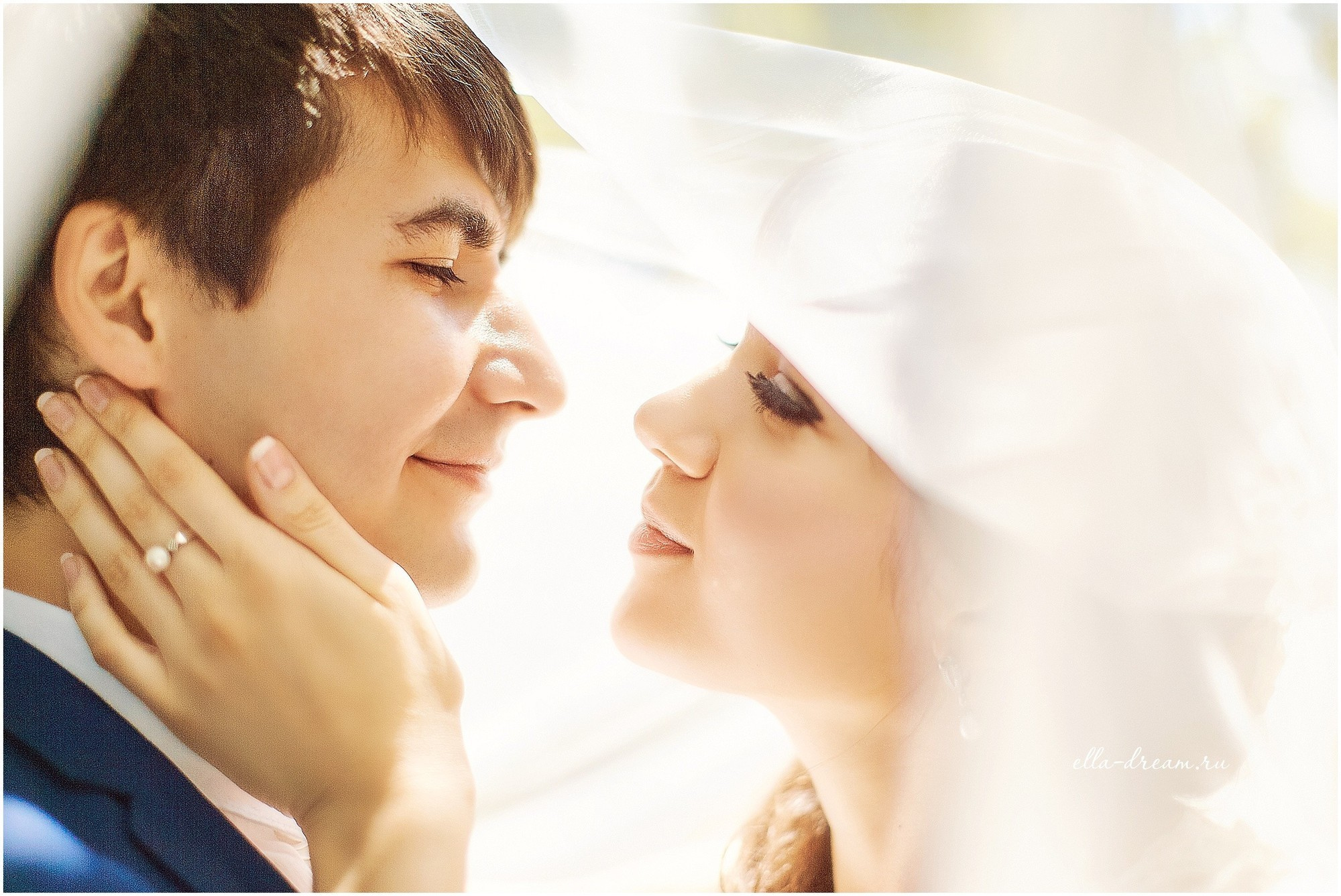 Чувственное фото под фатой жениха и невесты