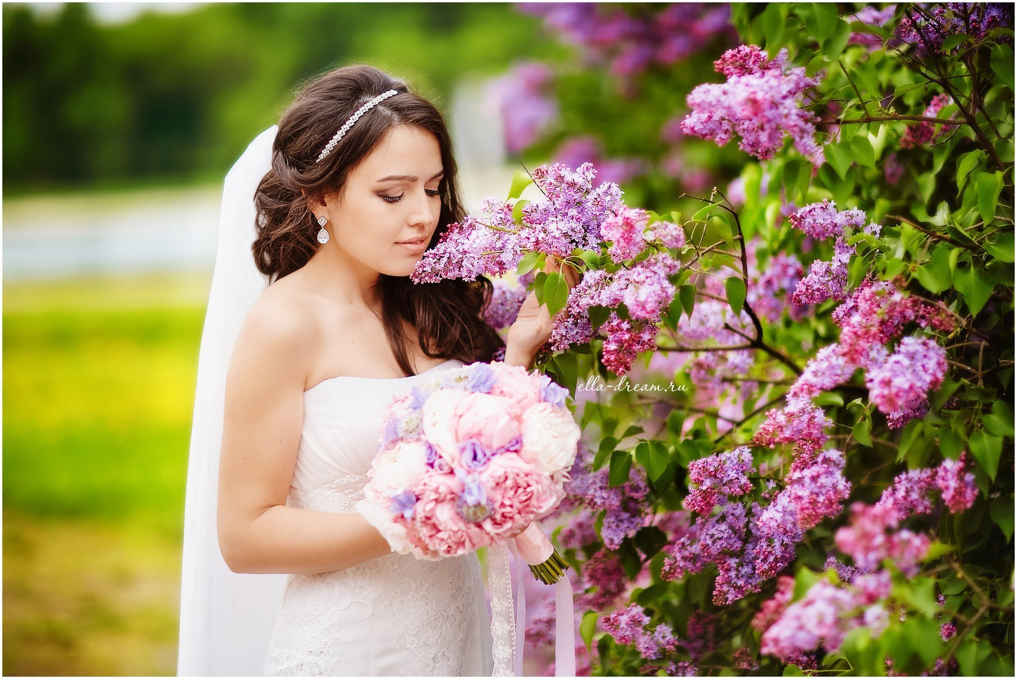 Невеста в кустах сирени в Кусково