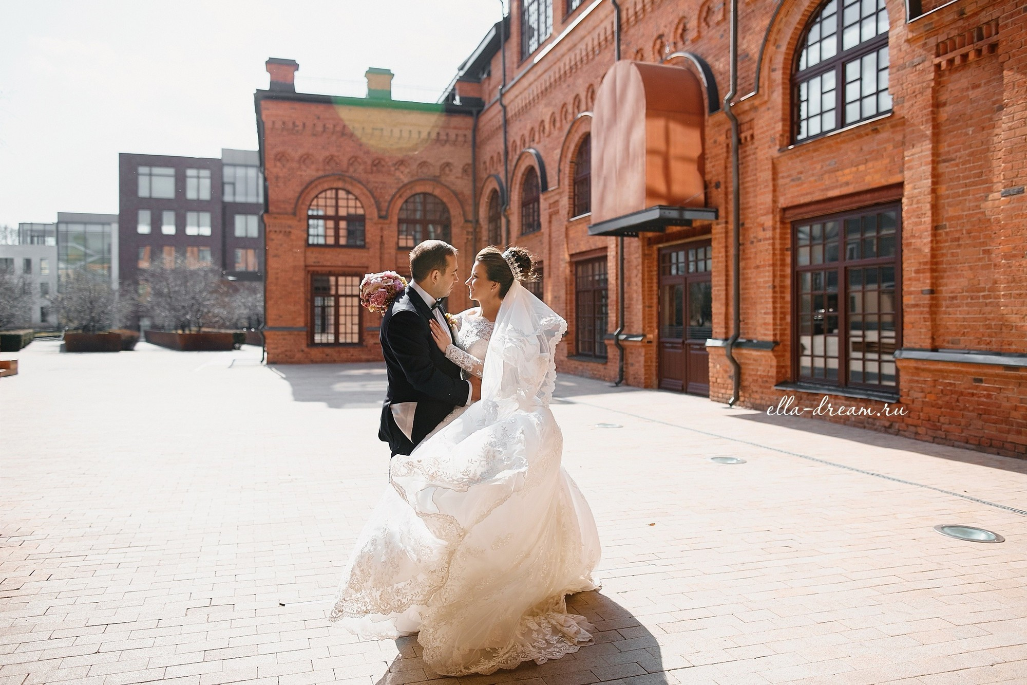 Солнечная фотография жениха и невесты