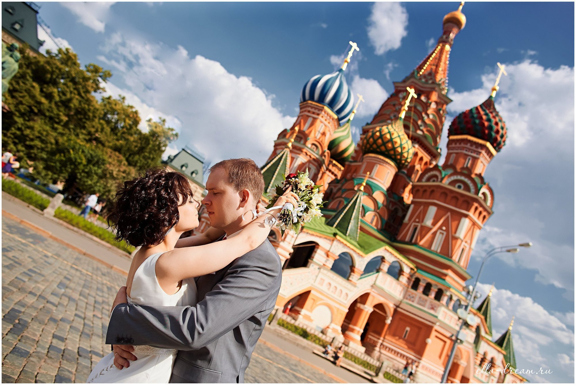 Жених и невеста на Красной площади у Собора Василия Блаженного
