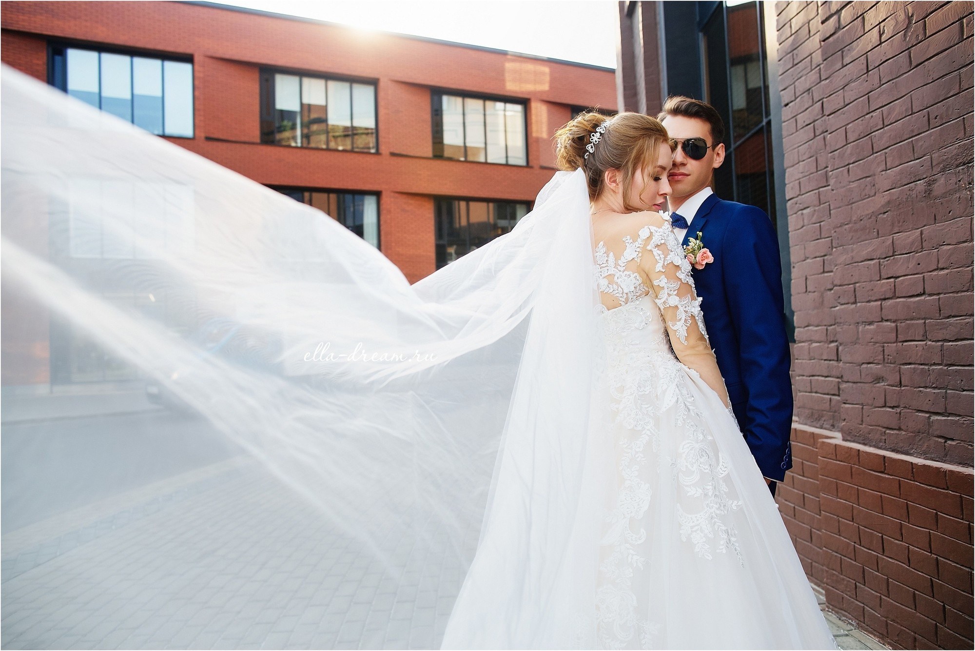 Невеста и жених в темных очках на фотосессии в бизнес центре Арма