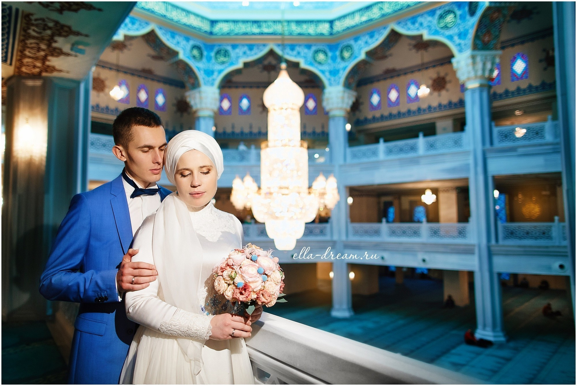 Фотосессия в мечети жениха в голубом костюме и невесты свадьба халяль 