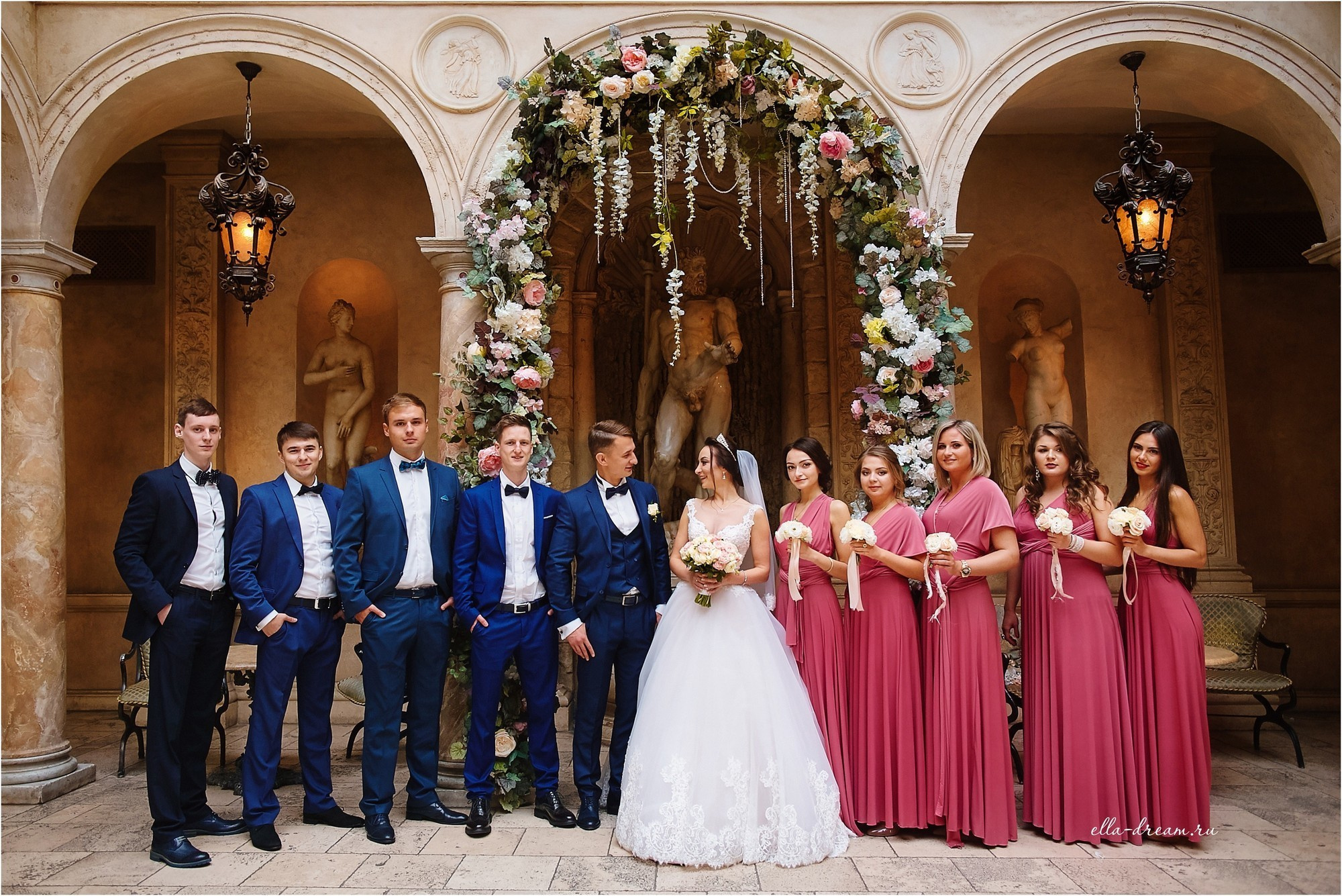 Жених и подружка с друзьями и подругами в Турандоте