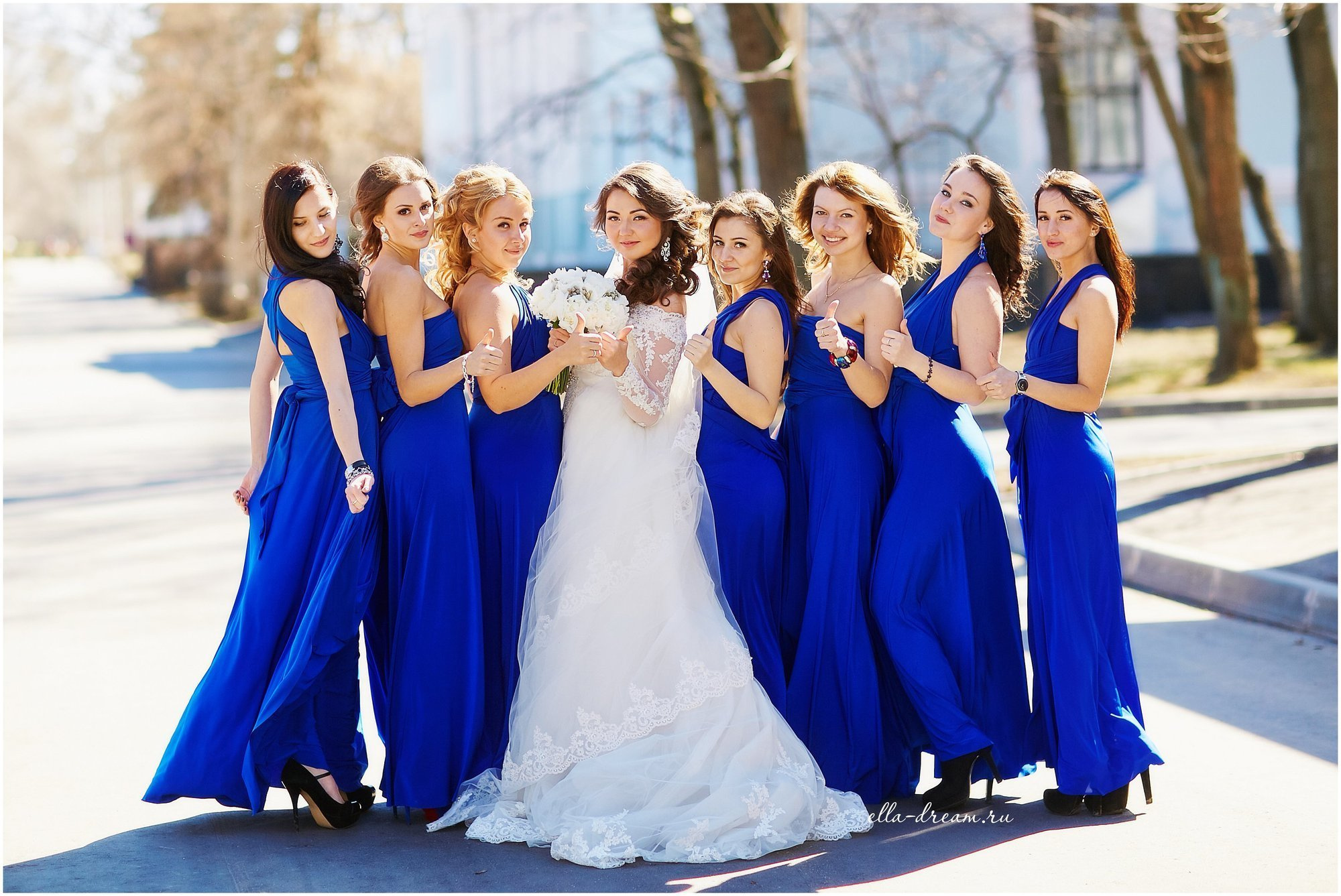 Неевеста и подружки в синих платьях улыбаются