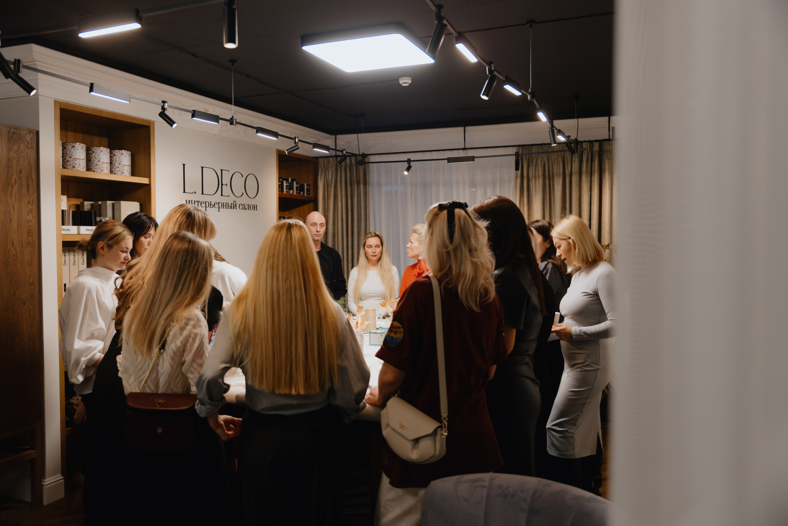 Предновогодний «Кофе-рейв» в L. DECO 17 декабря 2025 года. L. Deco интерьерный салон. Краски/обои/лепной декор