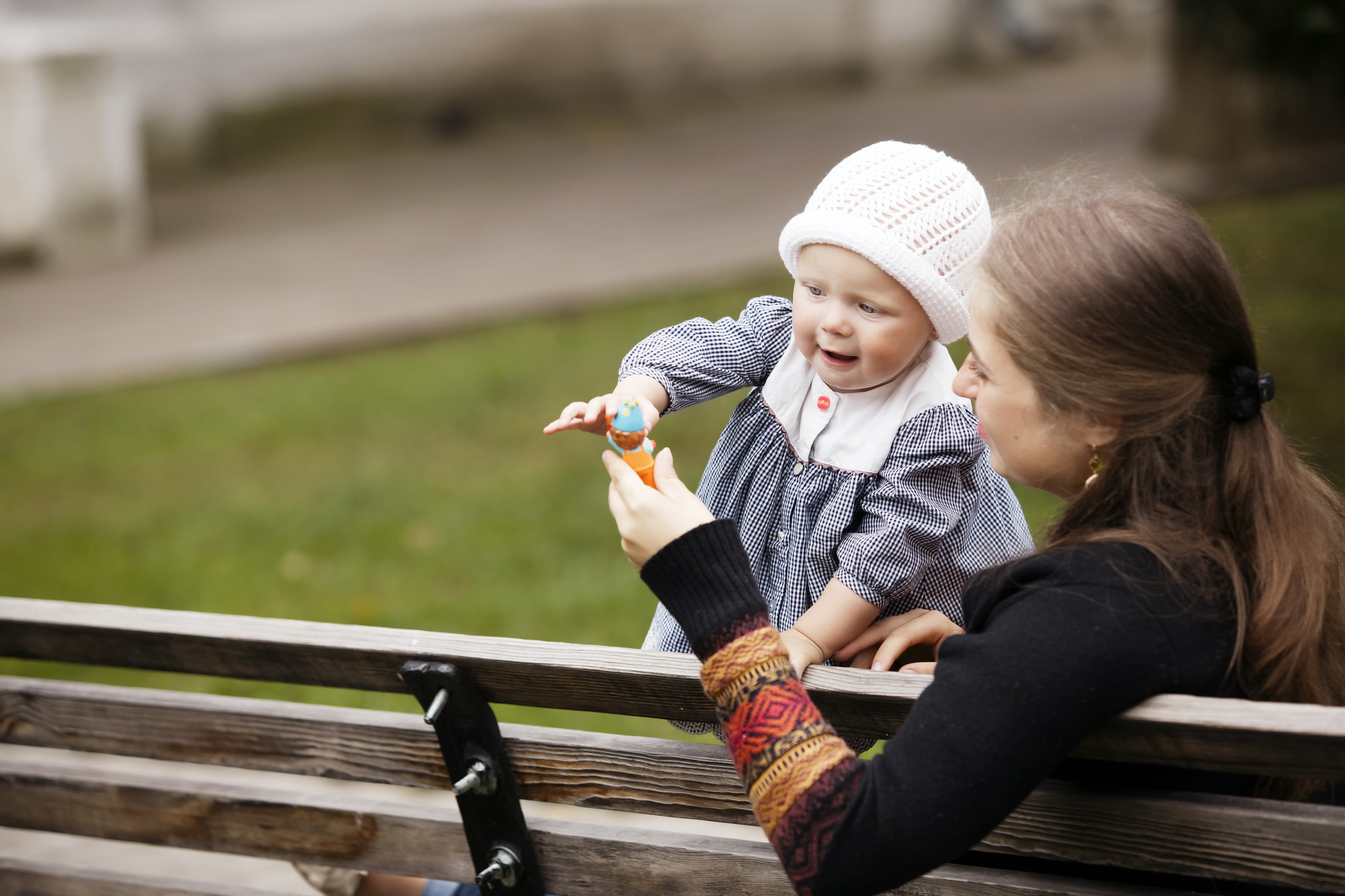 Прогулка малышки с мамой в парке. Фотографы в Москве Светлана Устинова и Сергей Грачев