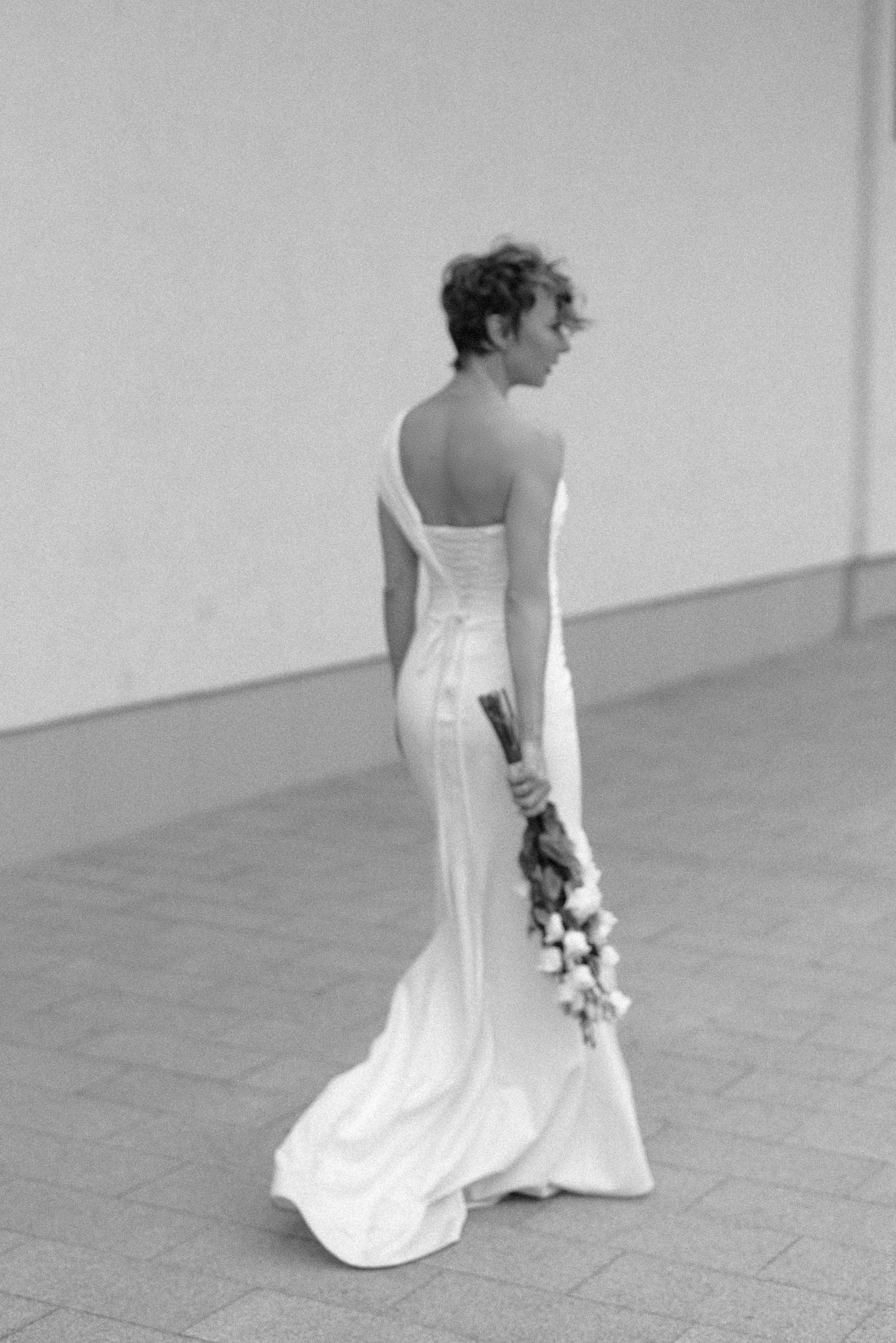 Невеста в силуэтном платье в движении