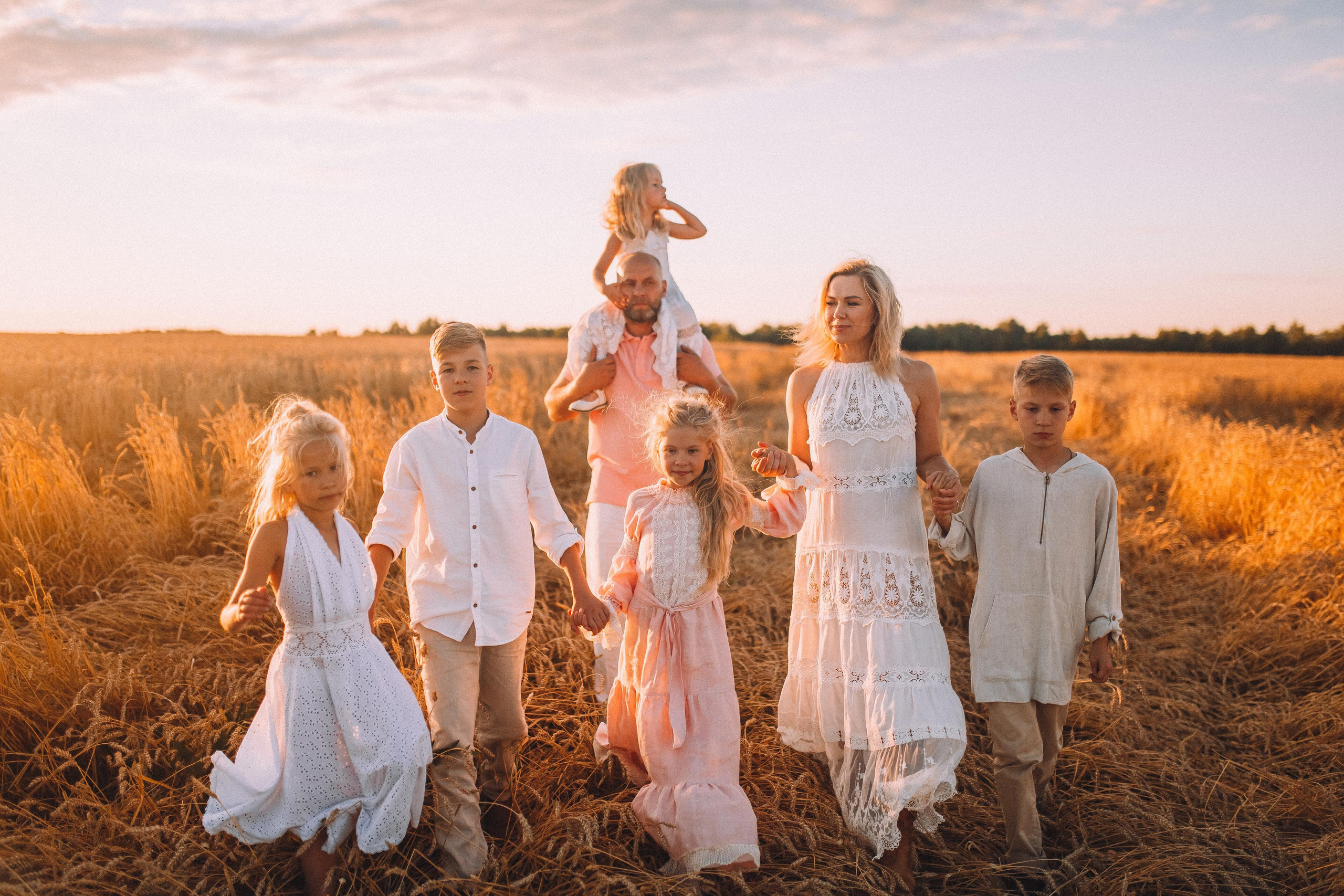 Золотой закат в пшенице. Свадебный и семейный фотограф Москва Екатерина Верижникова