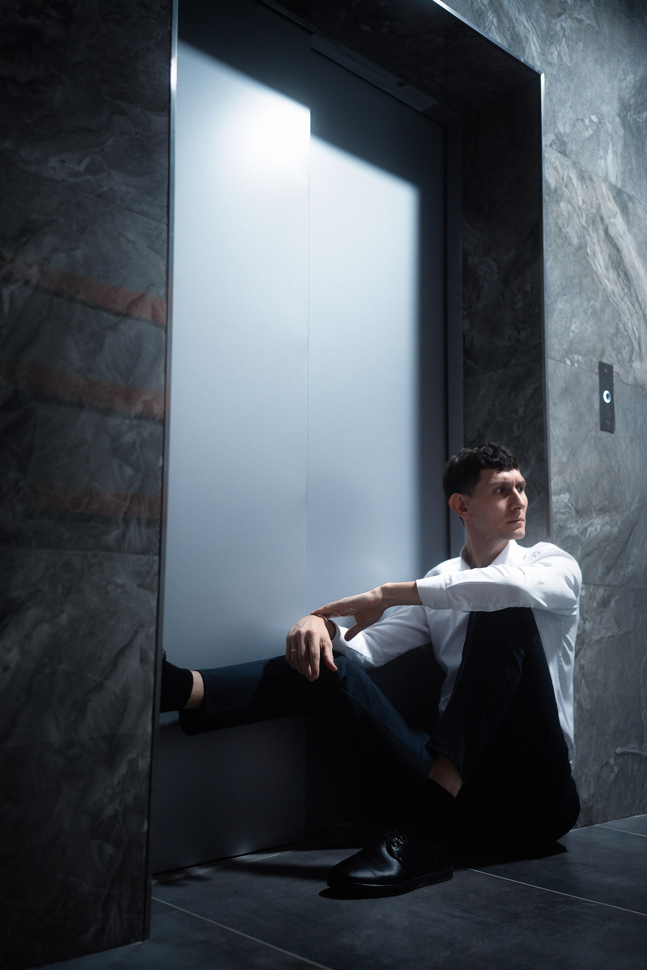 Мужской портрет на лестничной площадке у лифта, съёмка в городском пространстве