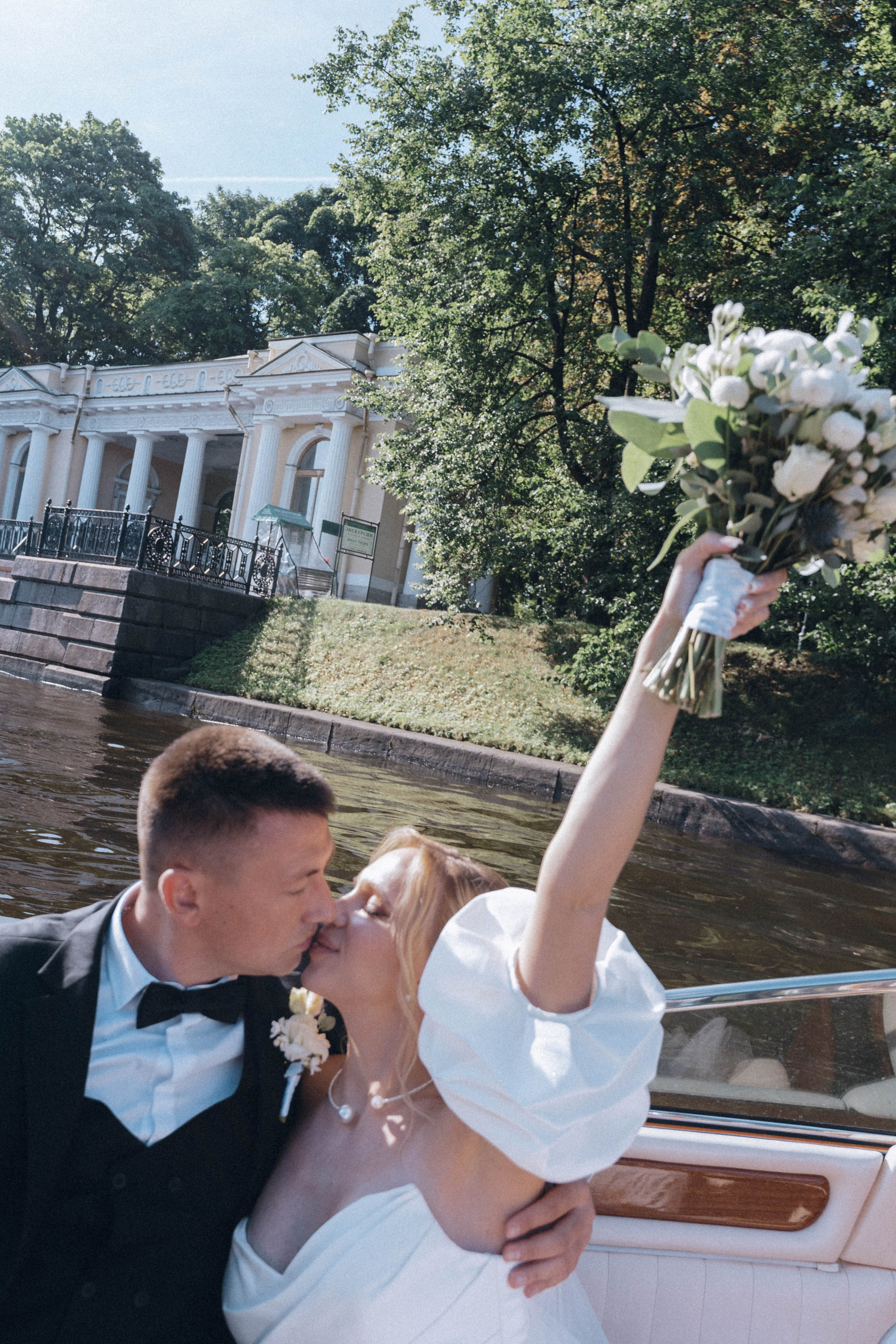 СВАДЕНБНАЯ СЬЕМКА НА КАТЕРЕ ПО КАНАЛАМ САНКТ-ПЕТЕРБУРГА И В АКВАТОРИИ НЕВЫ. Профессиональный фотограф, Санкт-Петербург — Виктория Богомолова