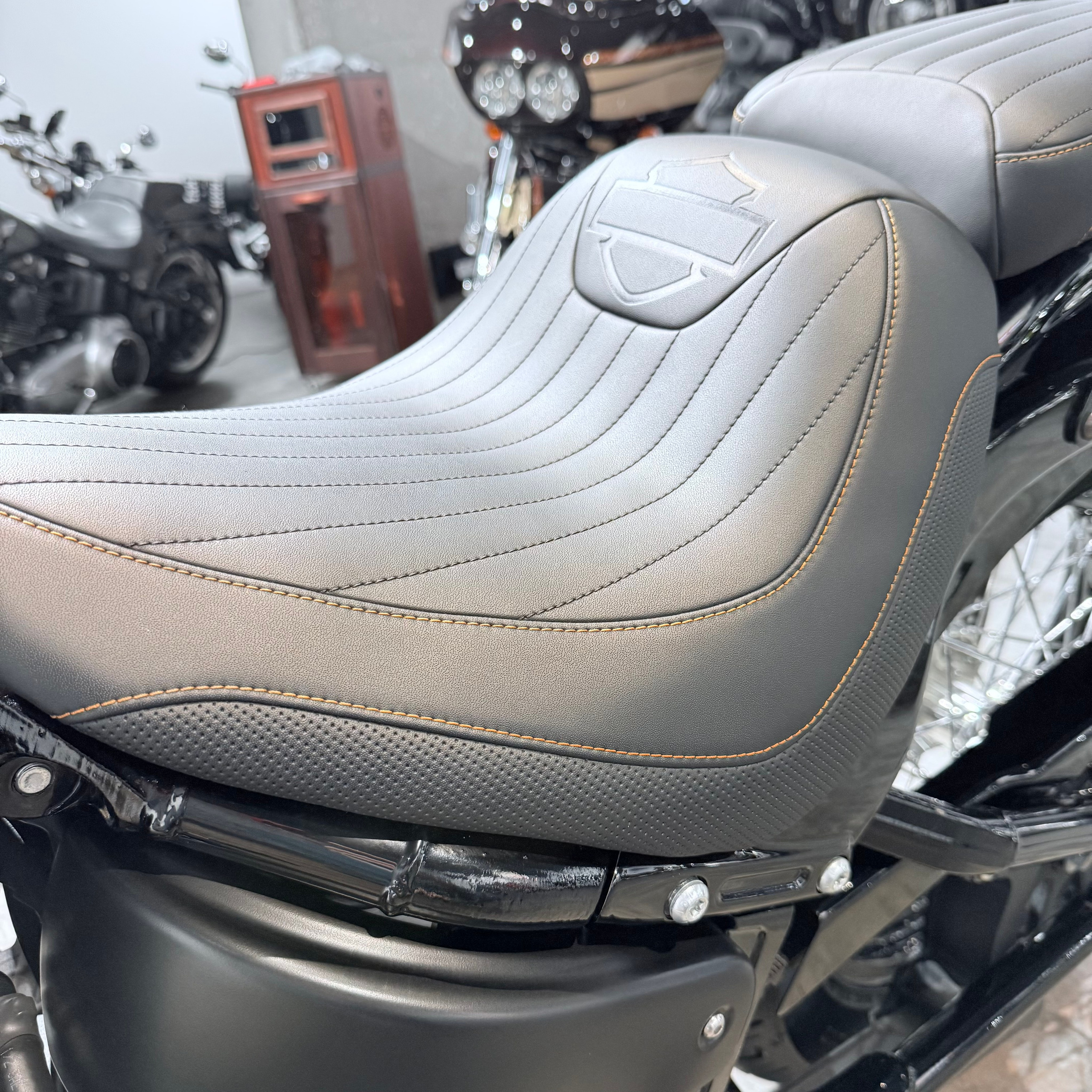 2021 Street Воb Вlack Ваjа Orаngе. Hello Davidson, Москва. Только хорошие мотоциклы…