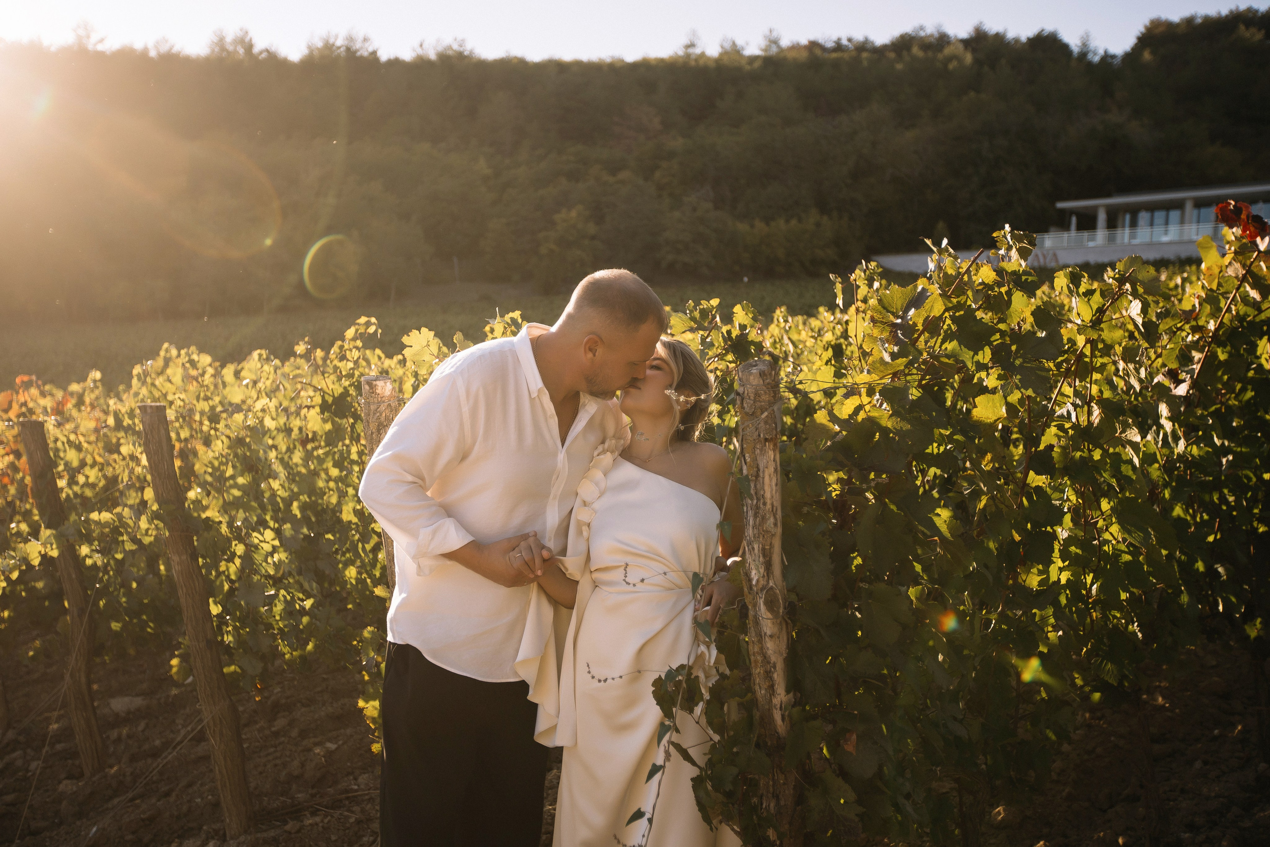 Александр и Гузель. Свадьба для двоих. Винодельня AYA. Фотограф Анна Лейман. Севастополь