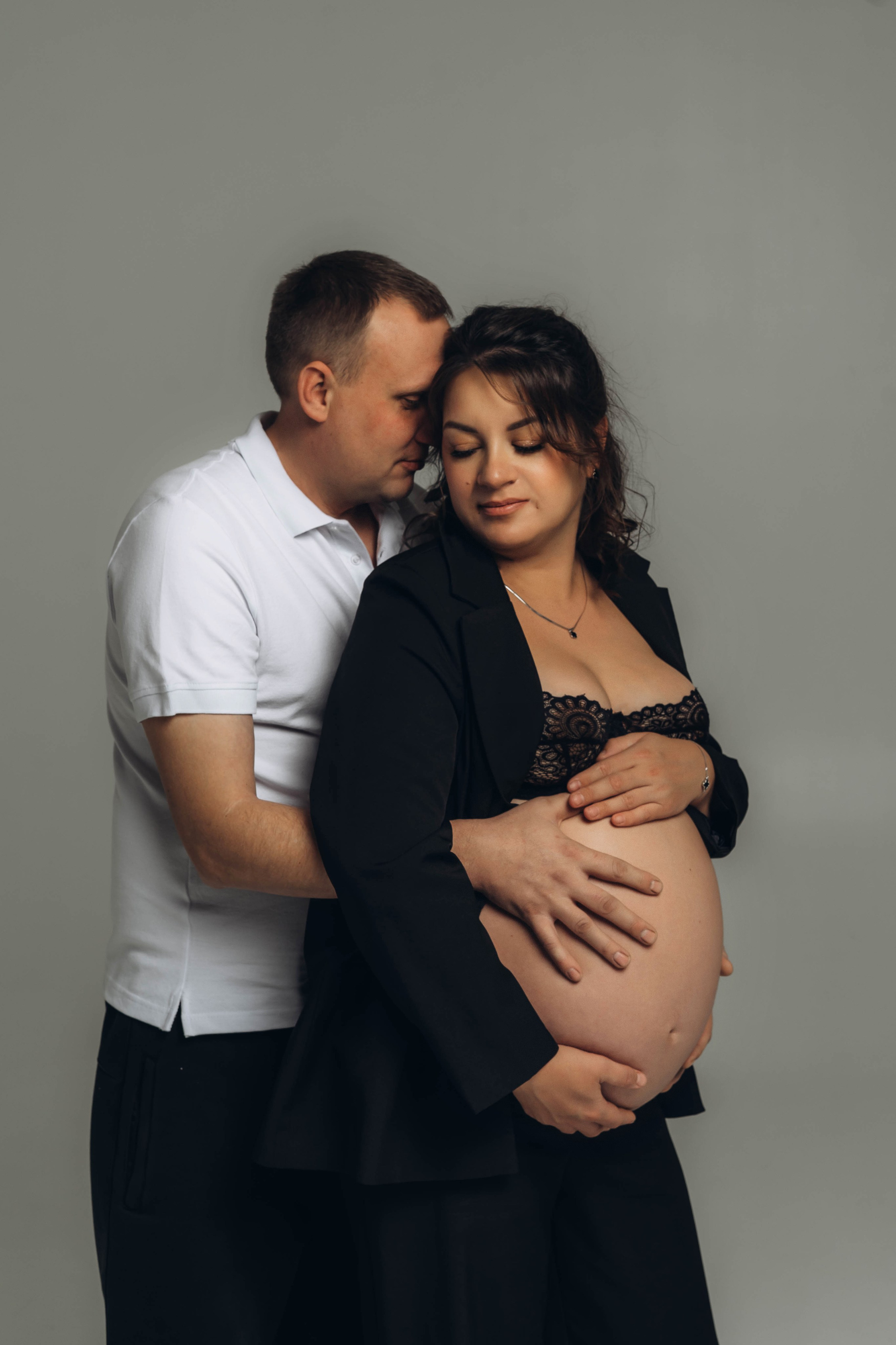 Беременность съемка пары в студии. Фотограф Екатеринбург Кокшарова Александра